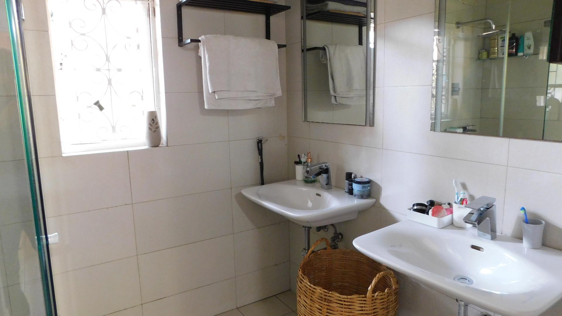Main Bathroom - 6 square meters of property in Glen Anil