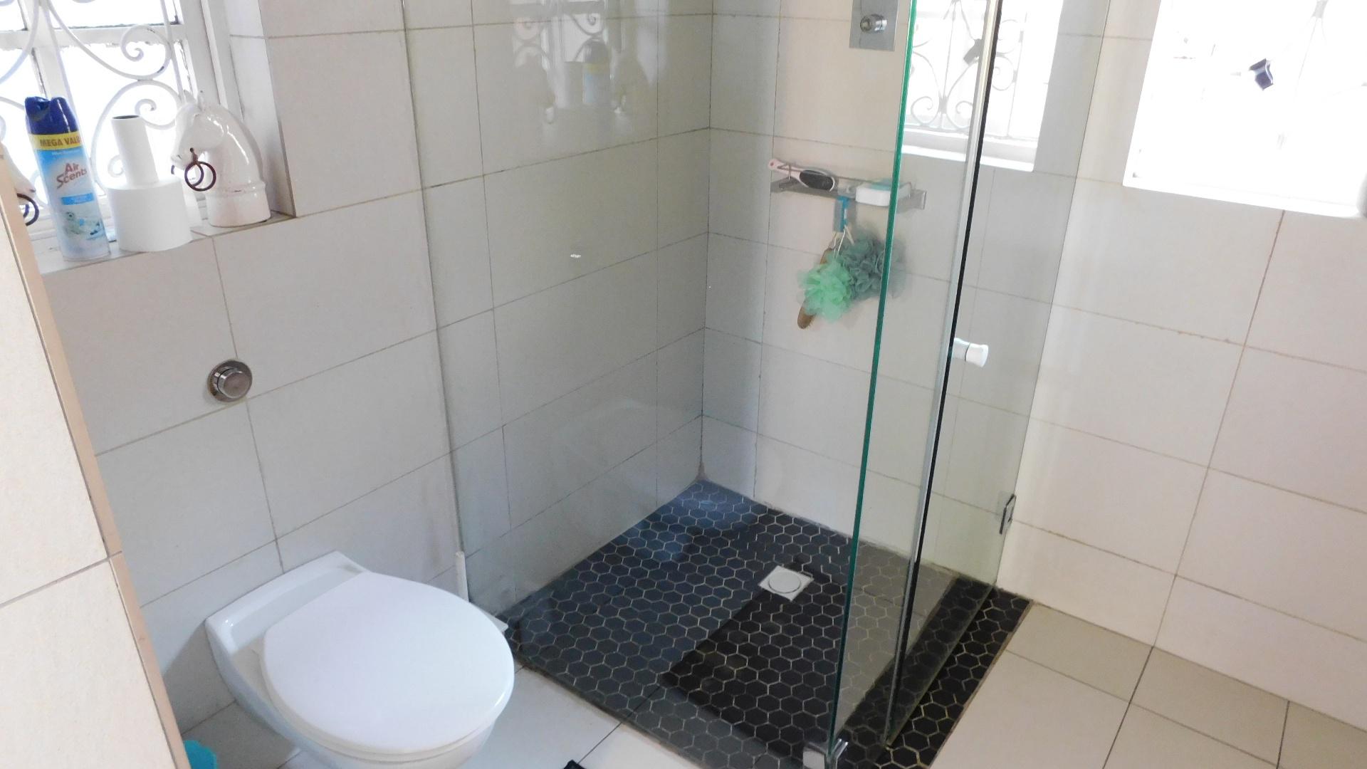 Main Bathroom - 6 square meters of property in Glen Anil