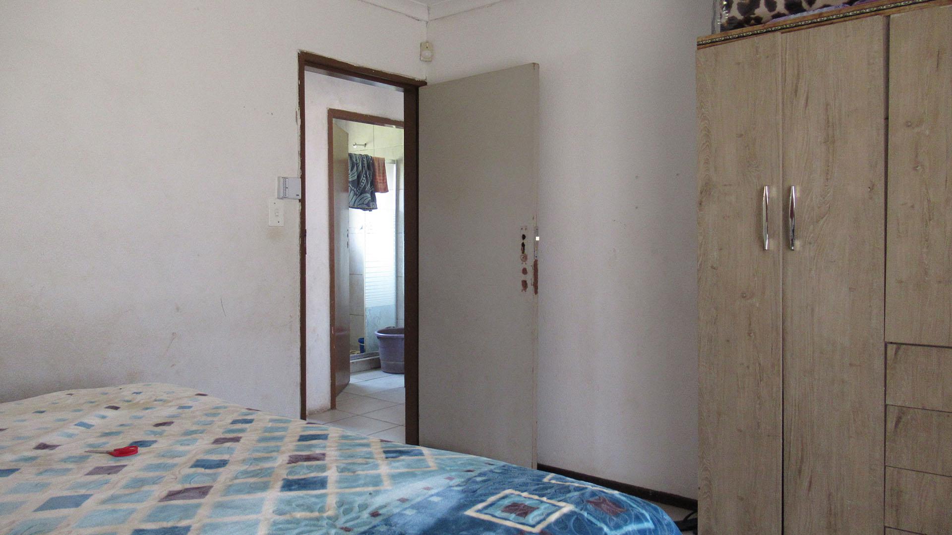 Bed Room 2 - 13 square meters of property in Lenasia South