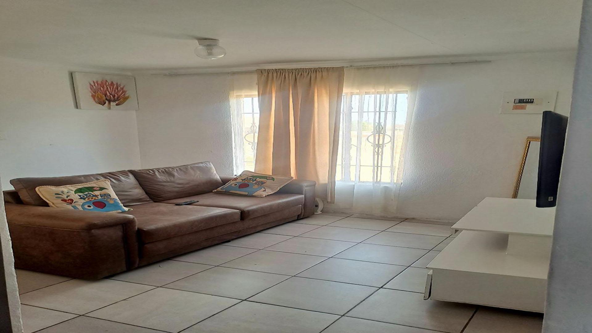 Lounges - 12 square meters of property in Lenasia South