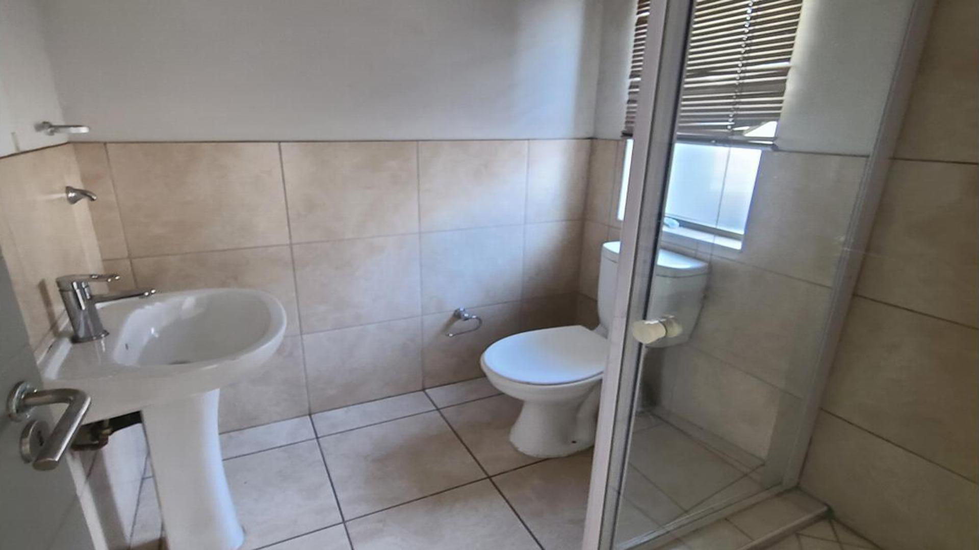Main Bathroom of property in Emalahleni (Witbank) 