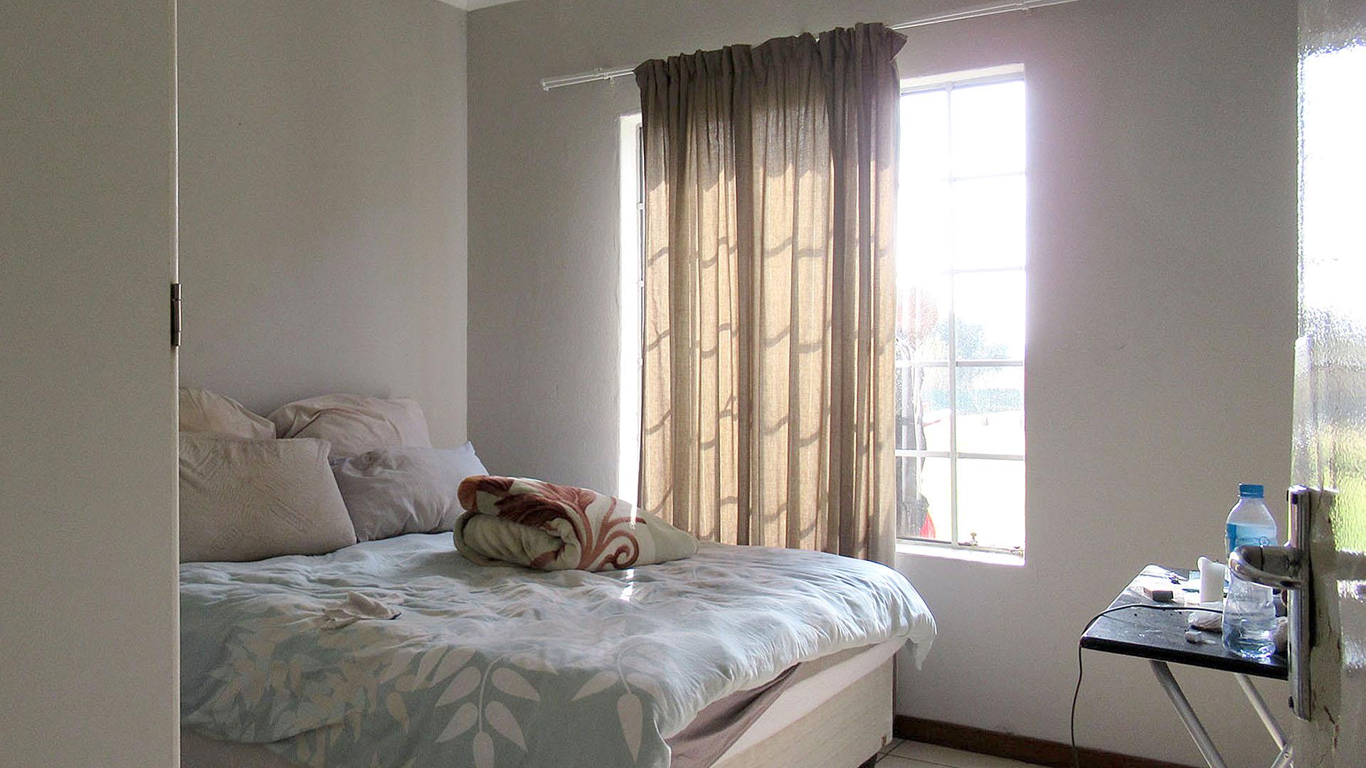 Bed Room 1 - 12 square meters of property in Weltevreden Park