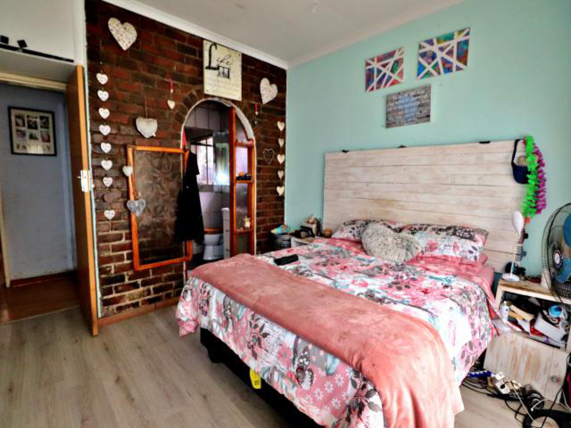 Main Bedroom - 15 square meters of property in Esther Park