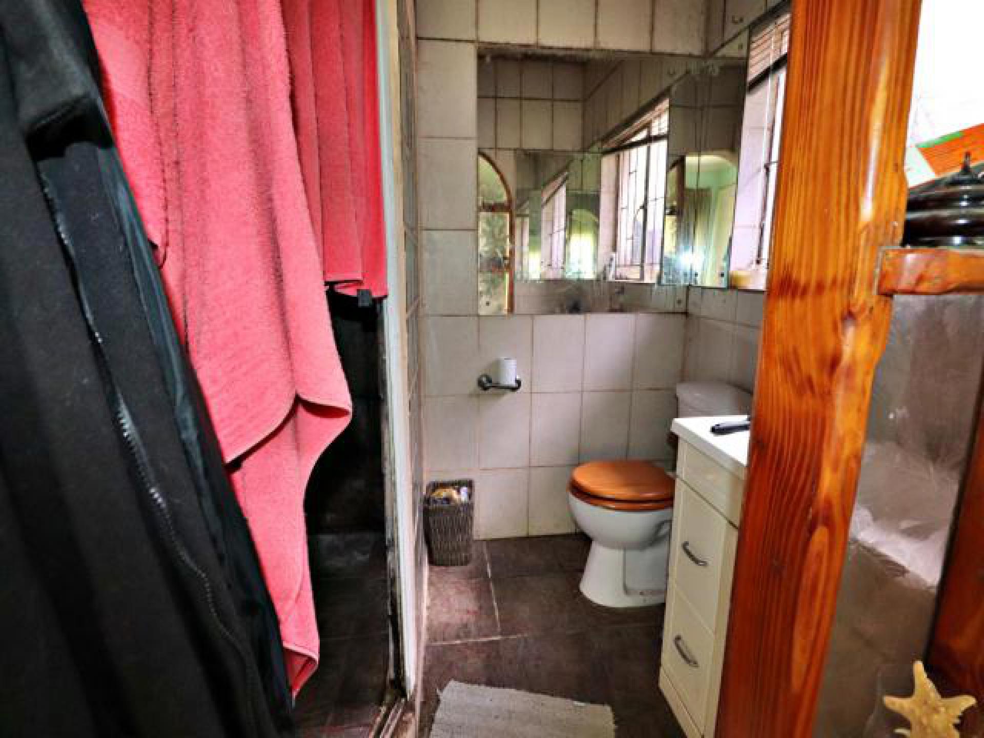 Main Bathroom - 5 square meters of property in Esther Park