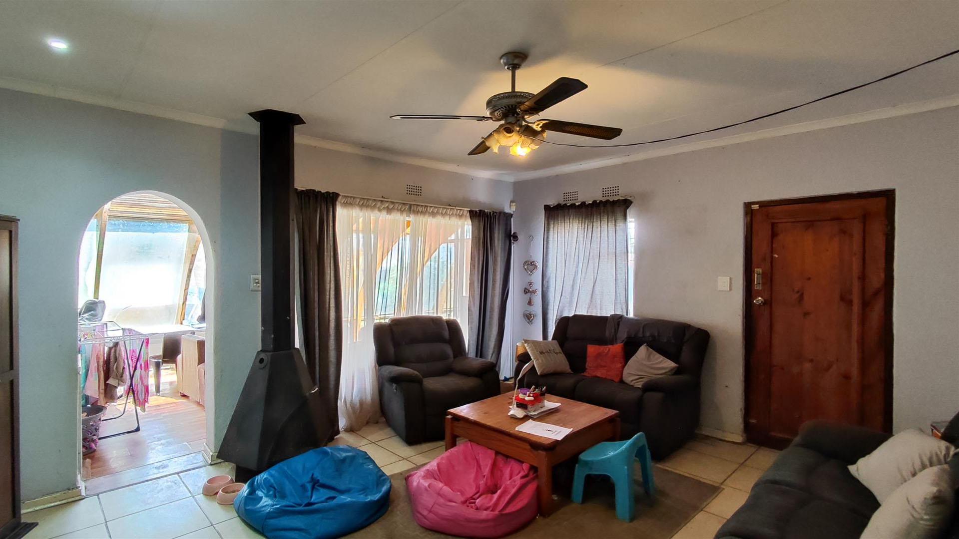 Lounges - 26 square meters of property in Esther Park