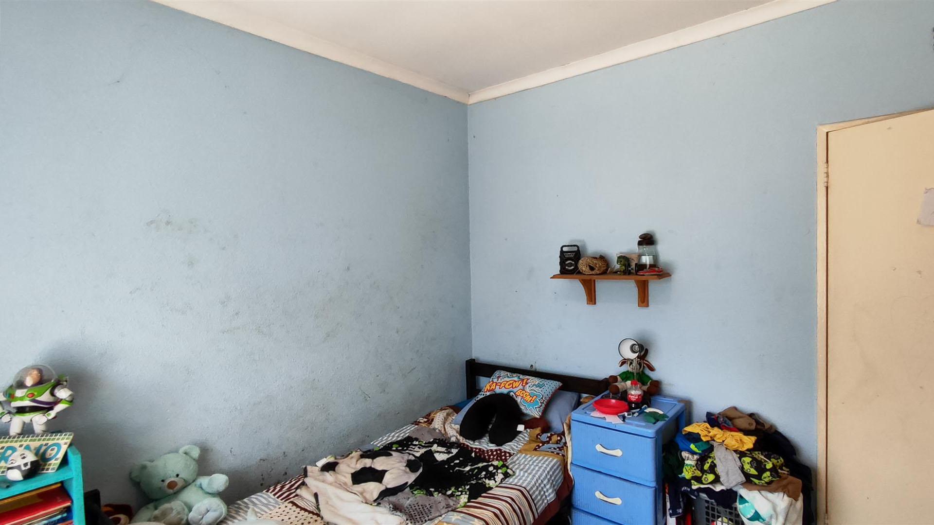 Bed Room 1 - 12 square meters of property in Esther Park