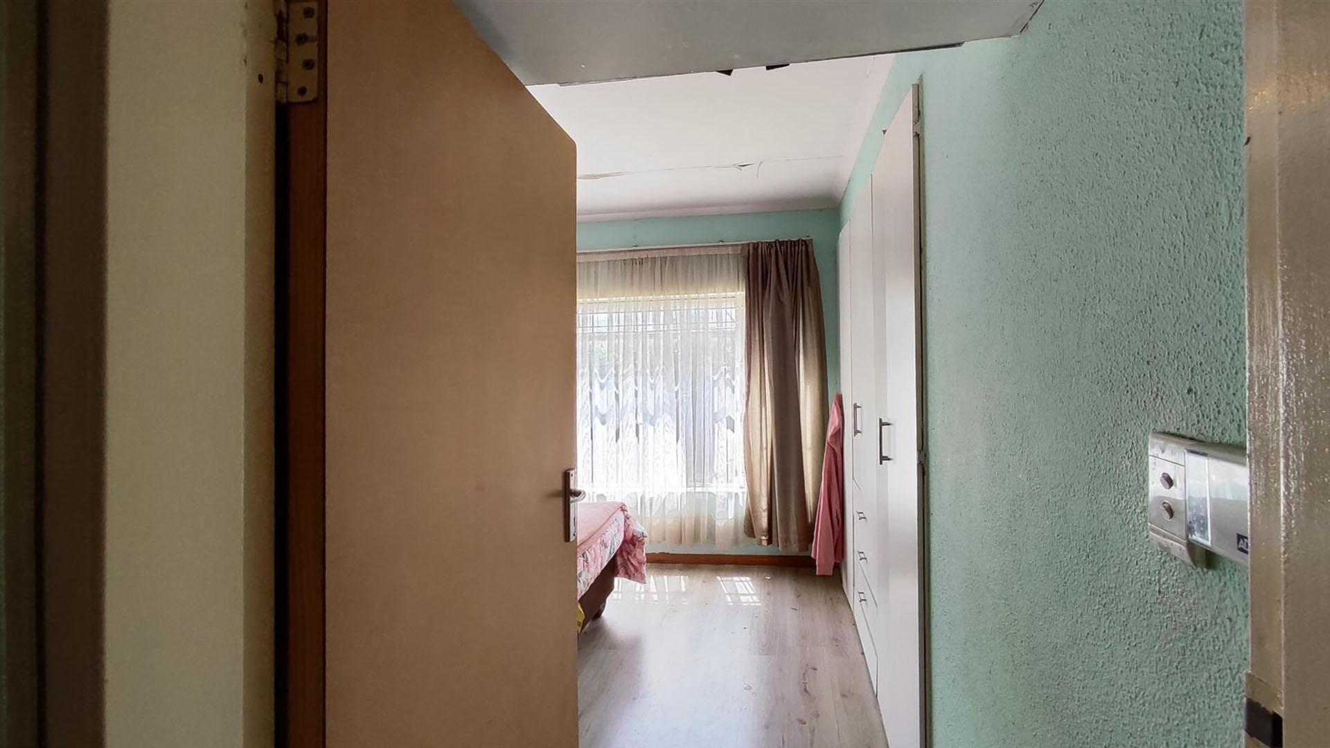 Main Bedroom - 15 square meters of property in Esther Park