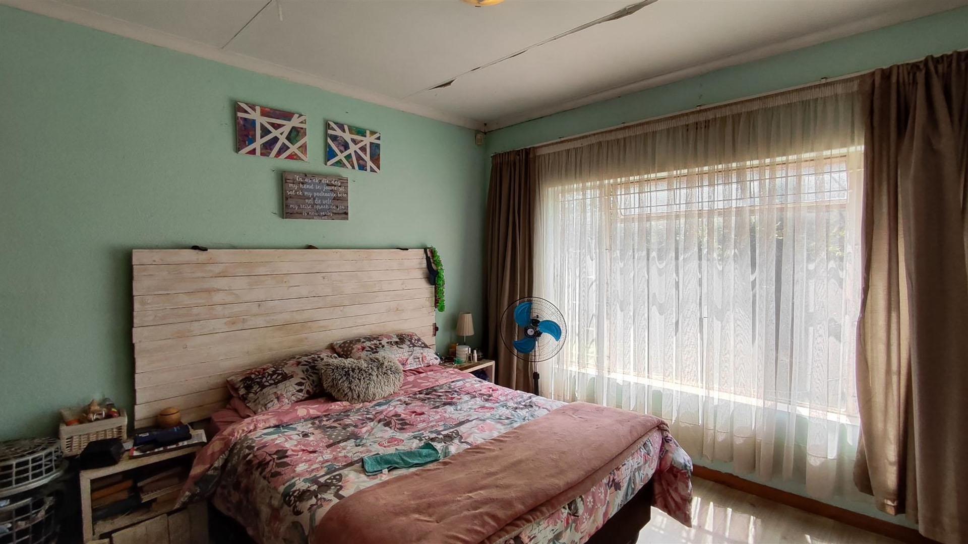 Main Bedroom - 15 square meters of property in Esther Park