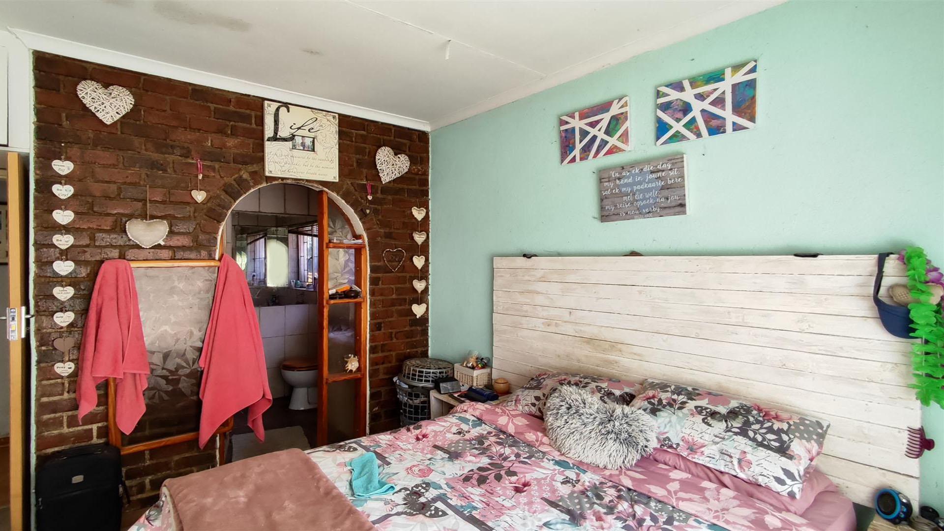 Main Bedroom - 15 square meters of property in Esther Park