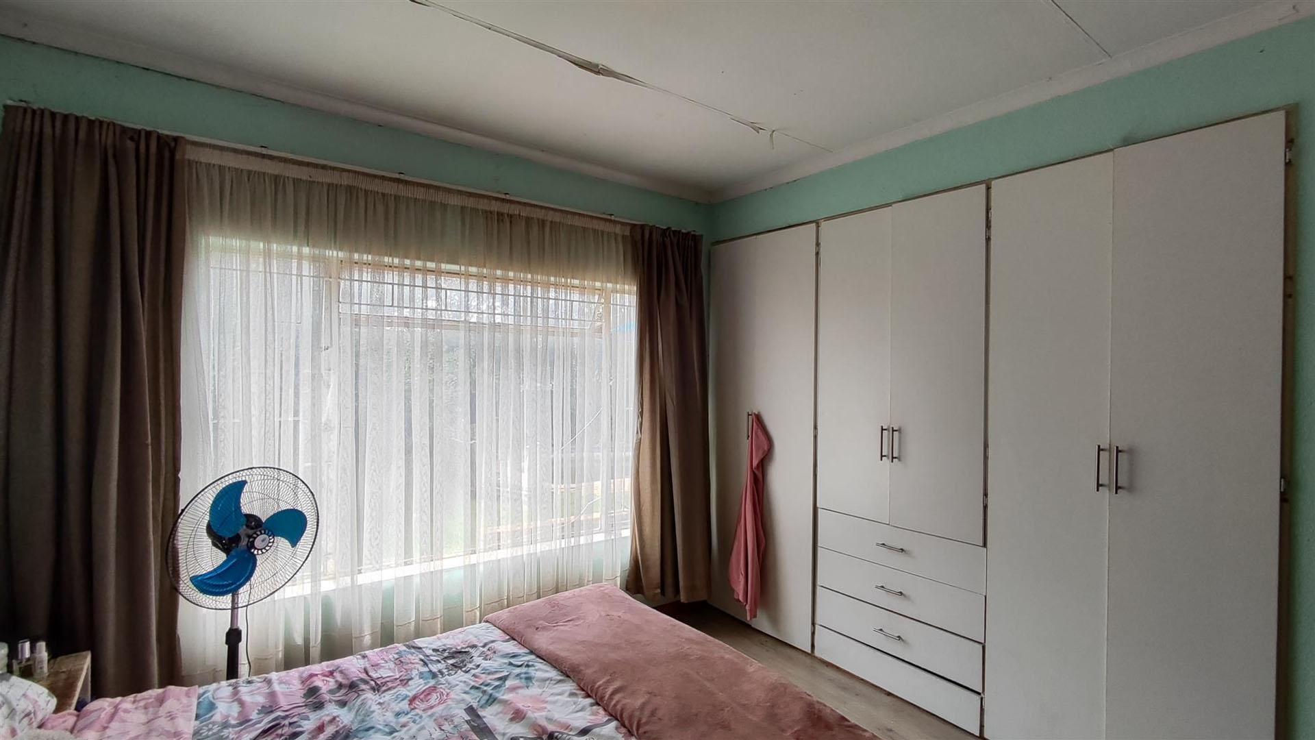 Main Bedroom - 15 square meters of property in Esther Park