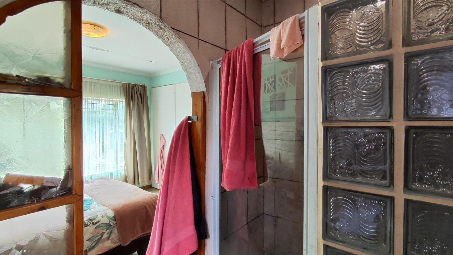 Main Bathroom - 5 square meters of property in Esther Park