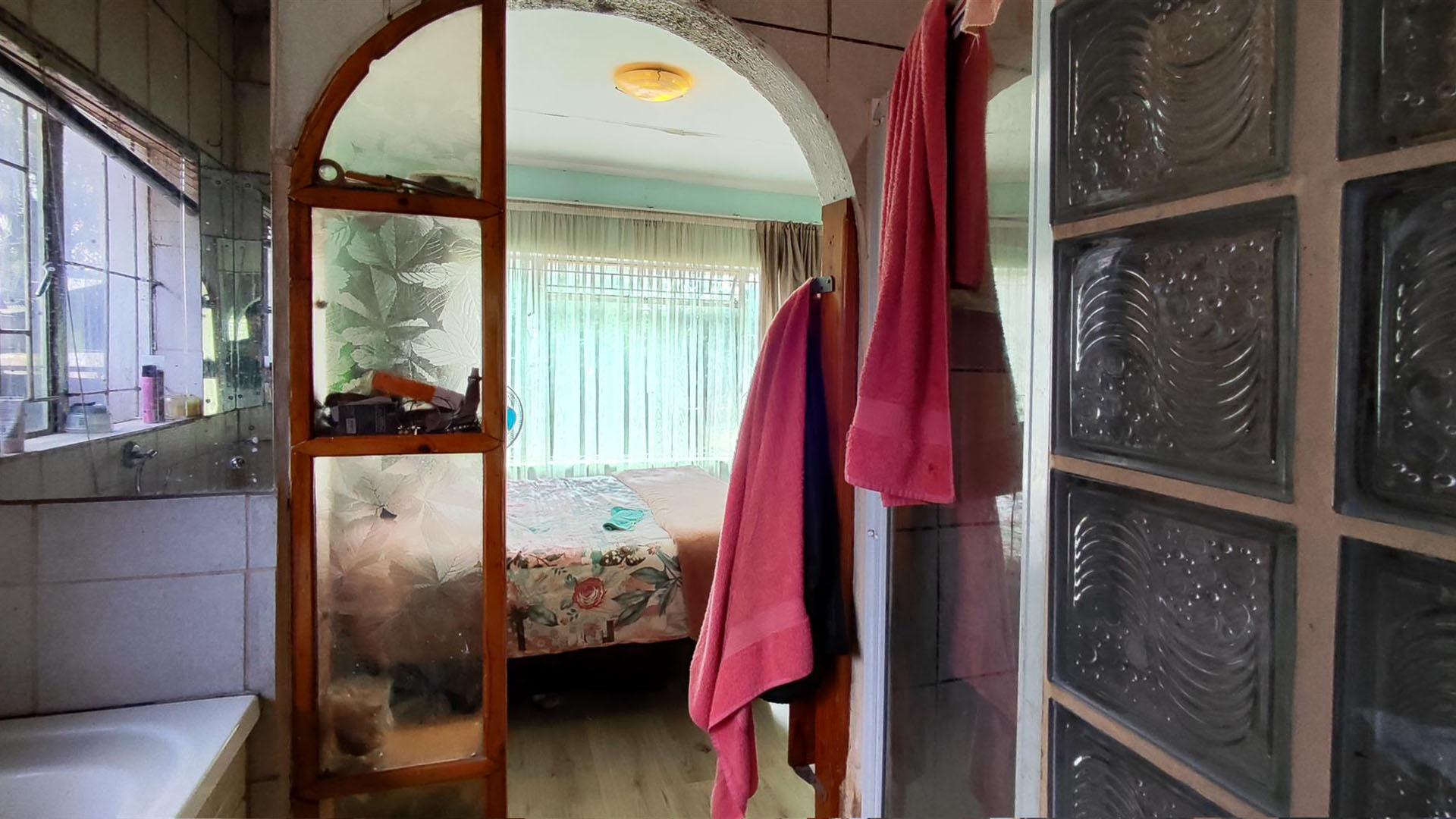 Main Bathroom - 5 square meters of property in Esther Park