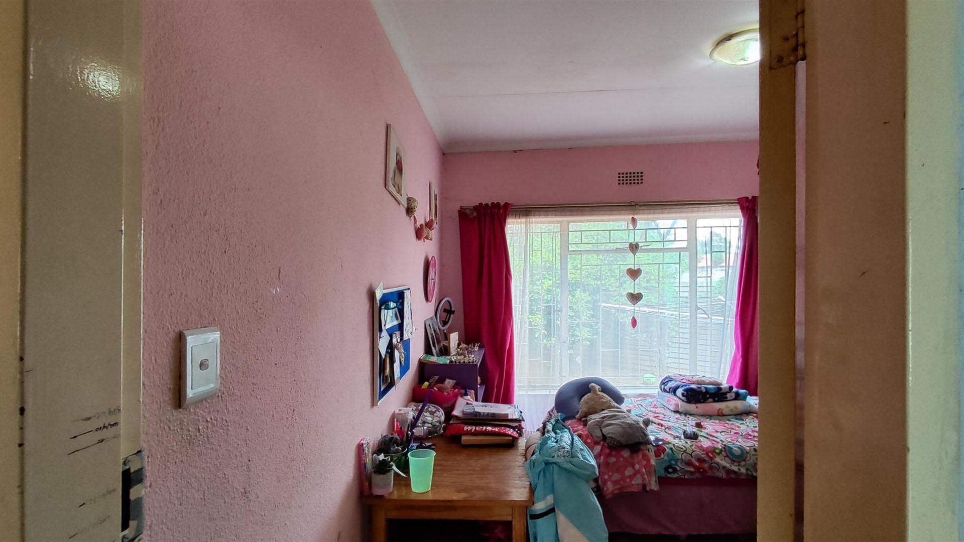 Bed Room 2 - 9 square meters of property in Esther Park