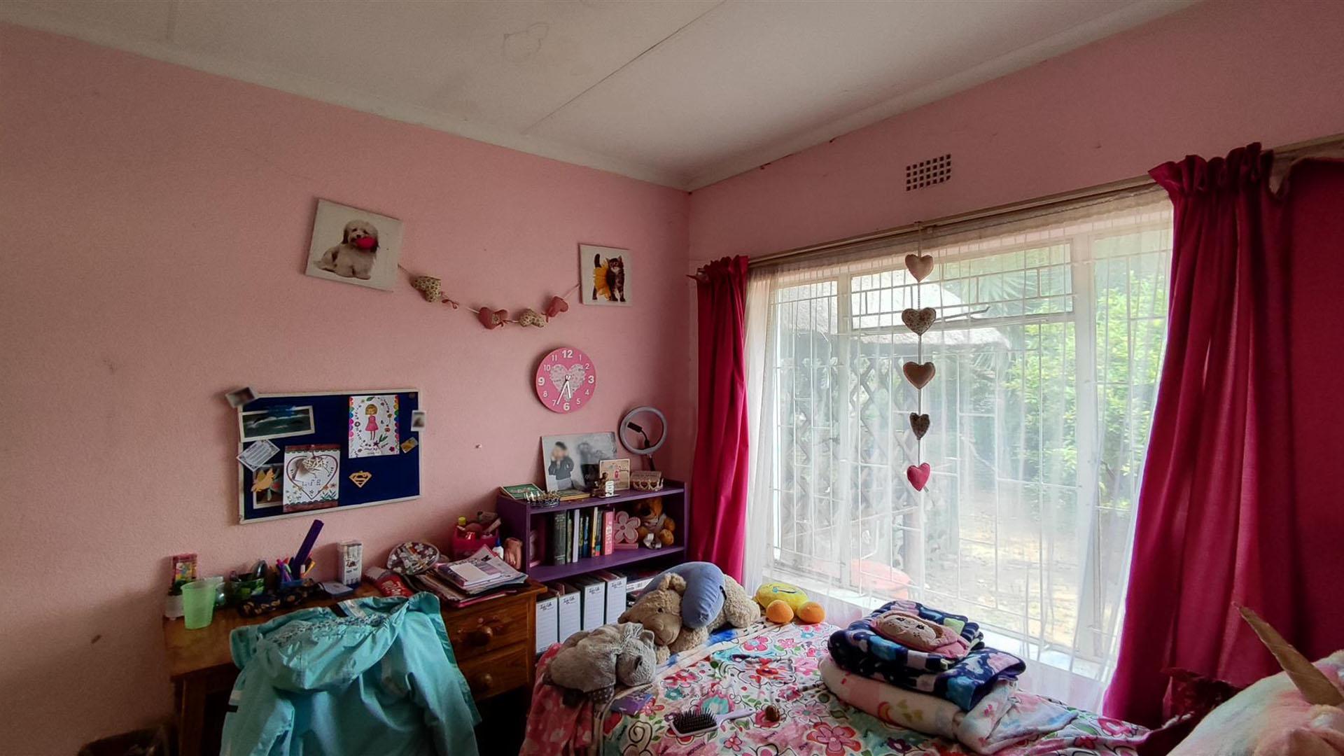 Bed Room 2 - 9 square meters of property in Esther Park