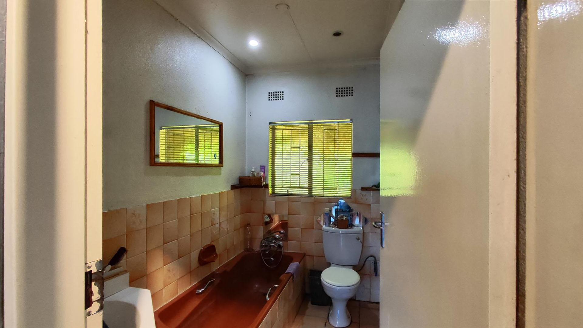 Bathroom 1 - 4 square meters of property in Esther Park