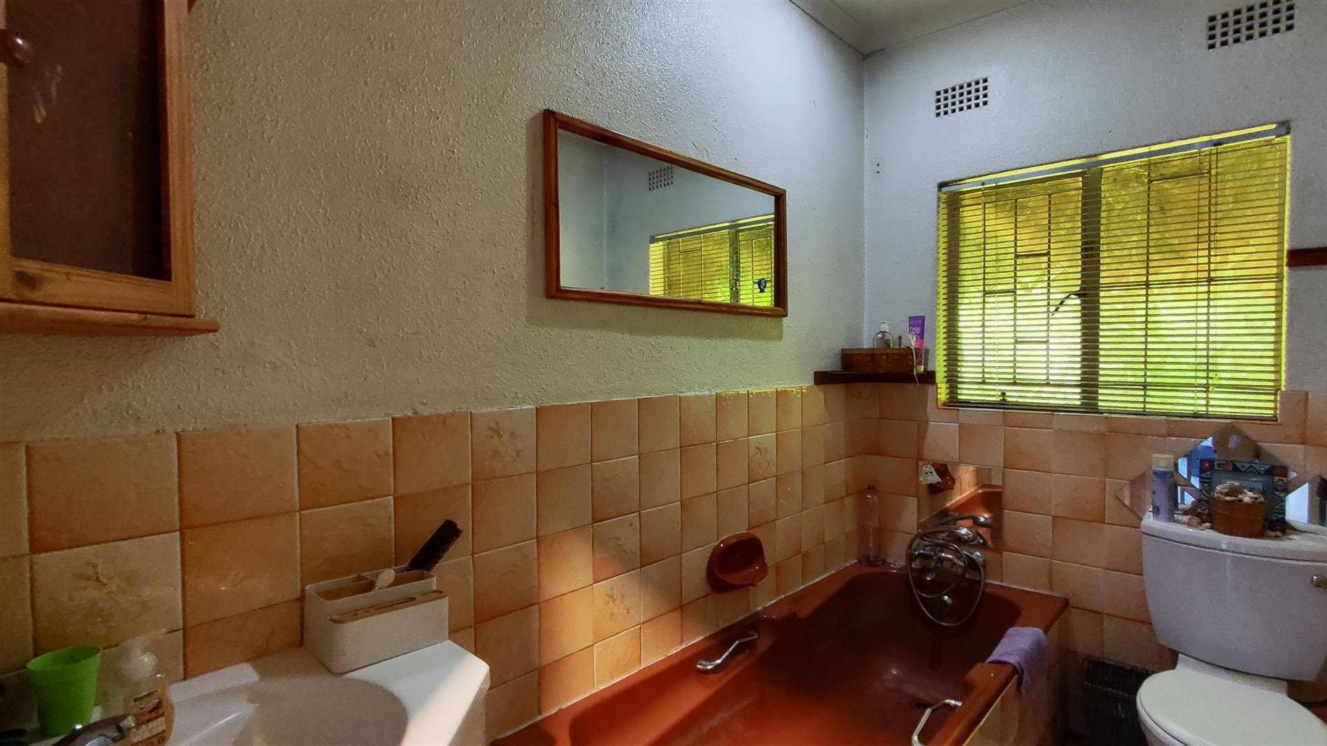 Bathroom 1 - 4 square meters of property in Esther Park