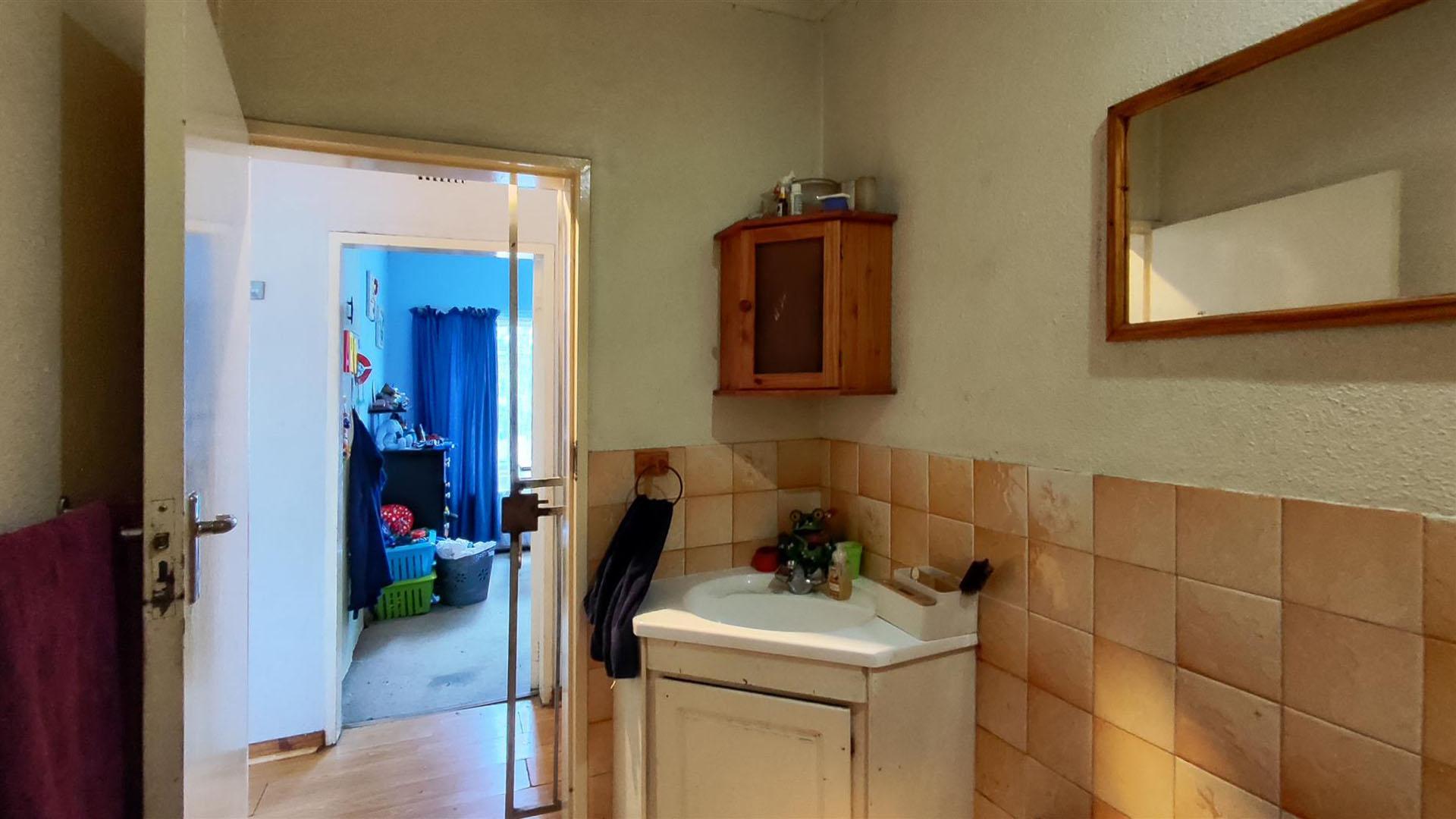 Bathroom 1 - 4 square meters of property in Esther Park
