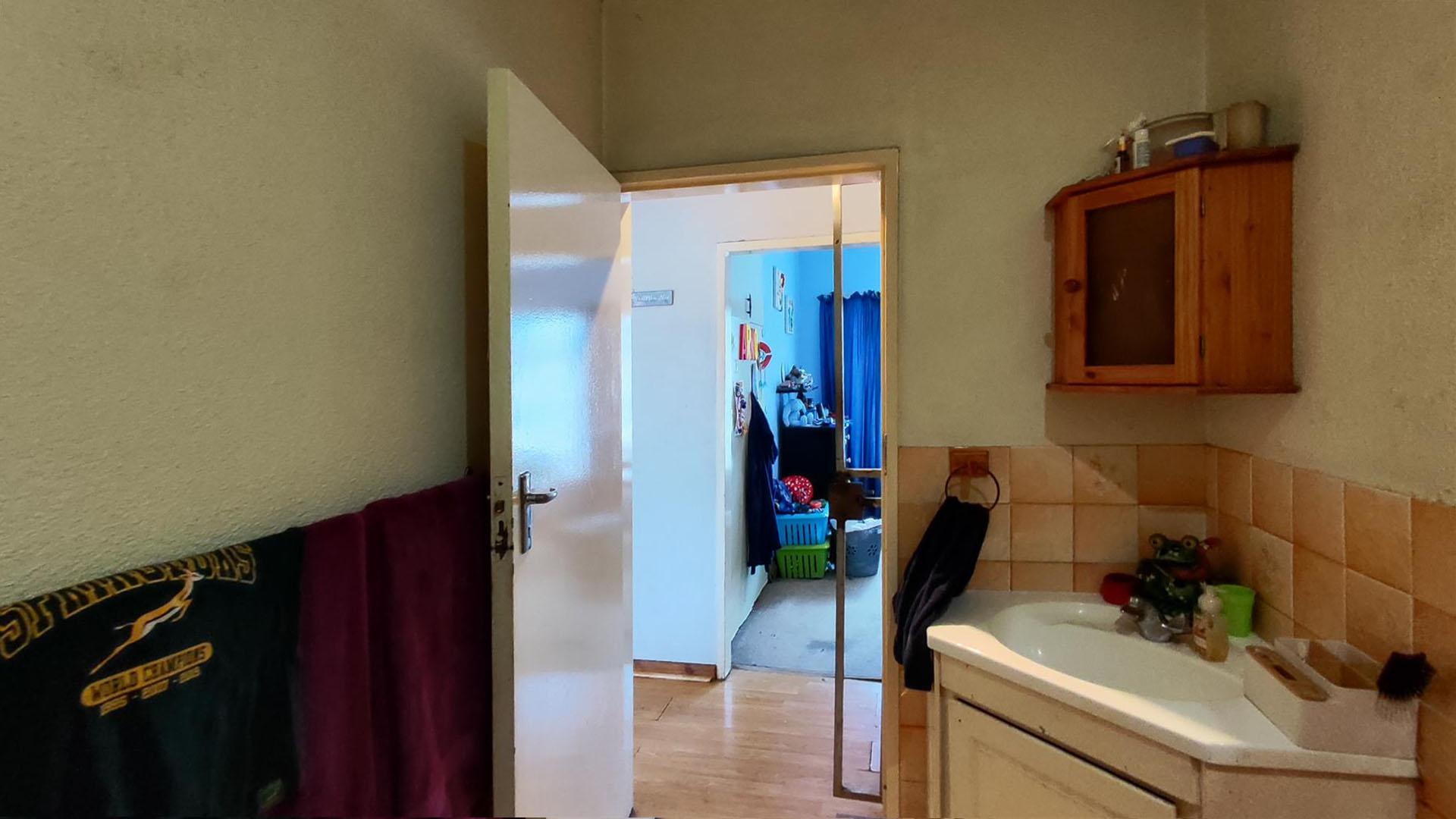 Bathroom 1 - 4 square meters of property in Esther Park