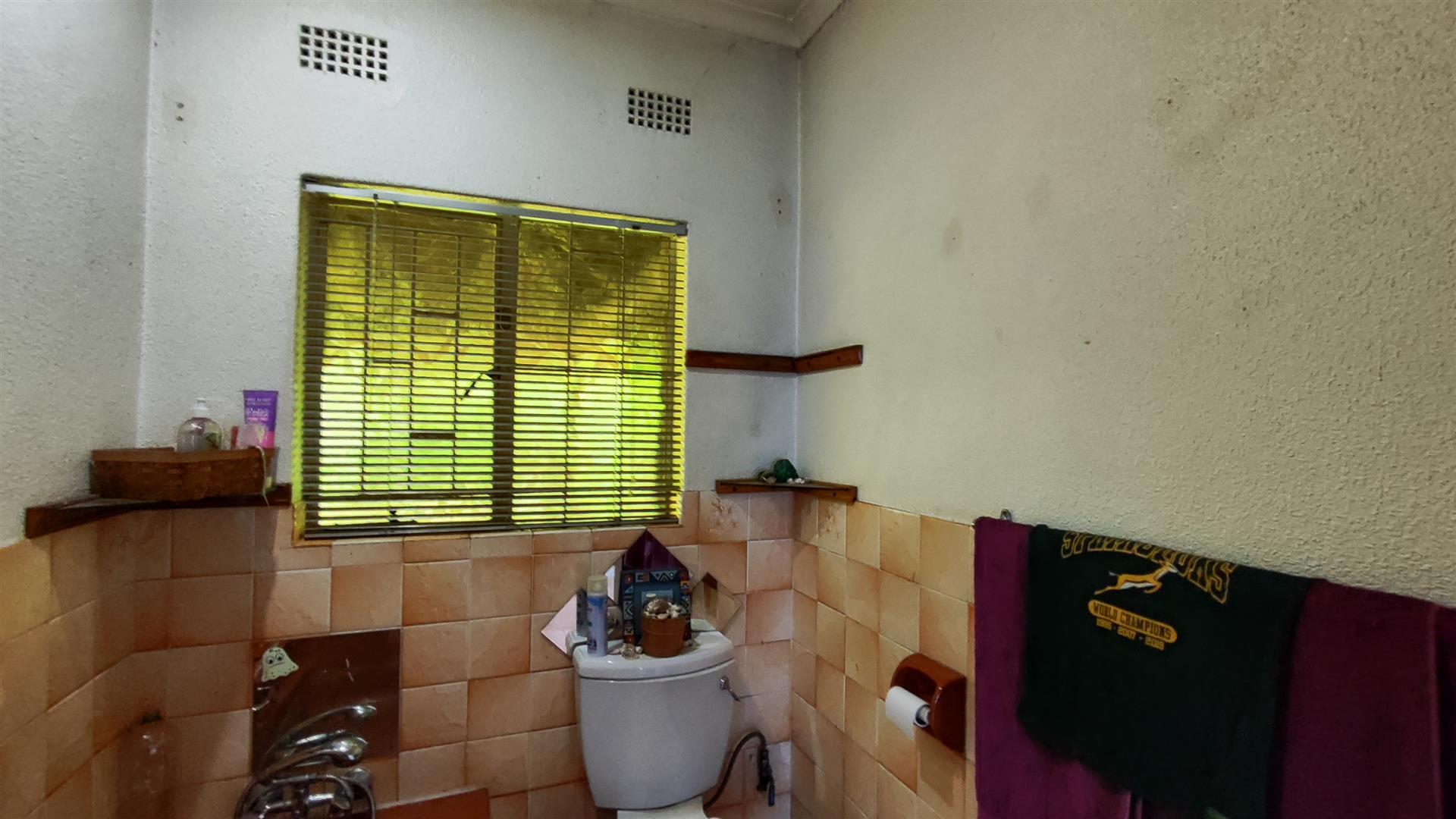 Bathroom 1 - 4 square meters of property in Esther Park