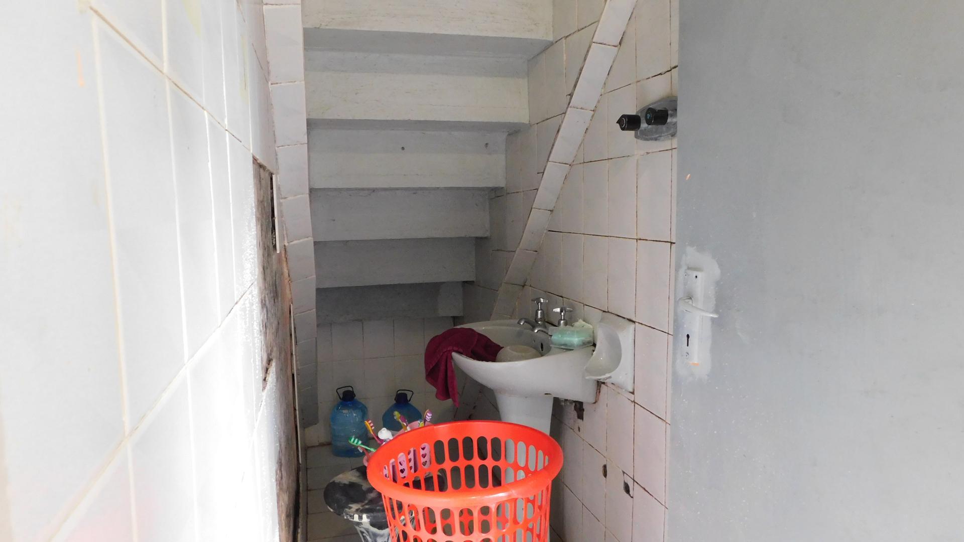 Bathroom 1 - 7 square meters of property in Moorton