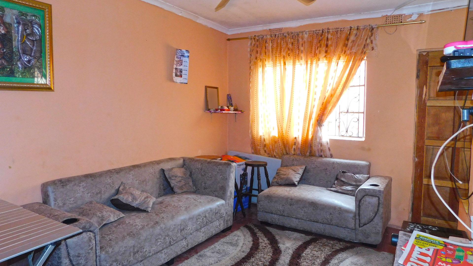 Lounges - 13 square meters of property in Moorton