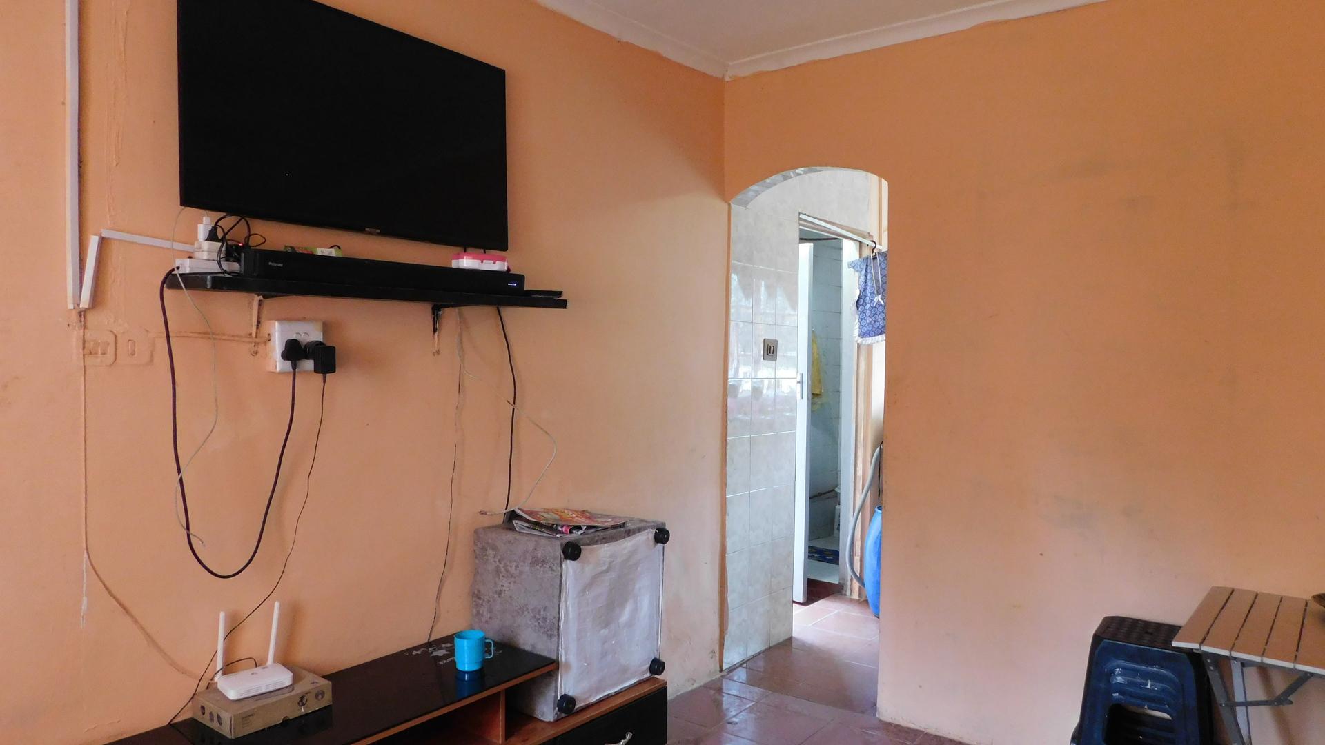 Lounges - 13 square meters of property in Moorton