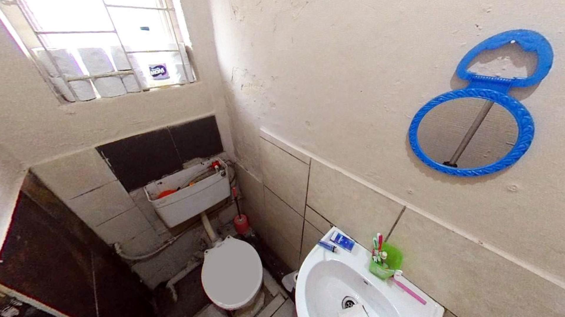 Bathroom 1 - 7 square meters of property in Moorton