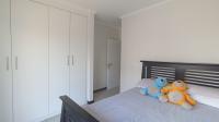 Bed Room 1 - 15 square meters of property in Maroeladal