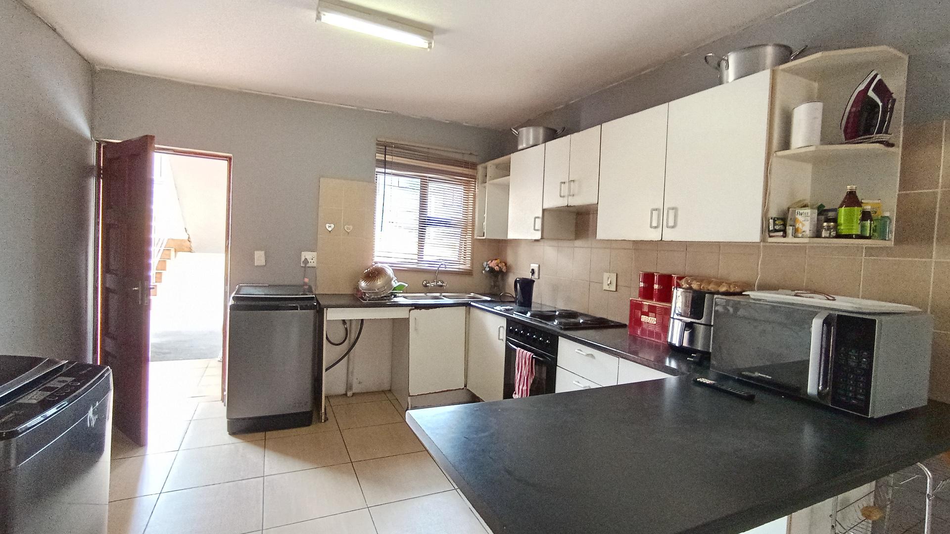 Kitchen - 12 square meters of property in Montclair (Dbn)
