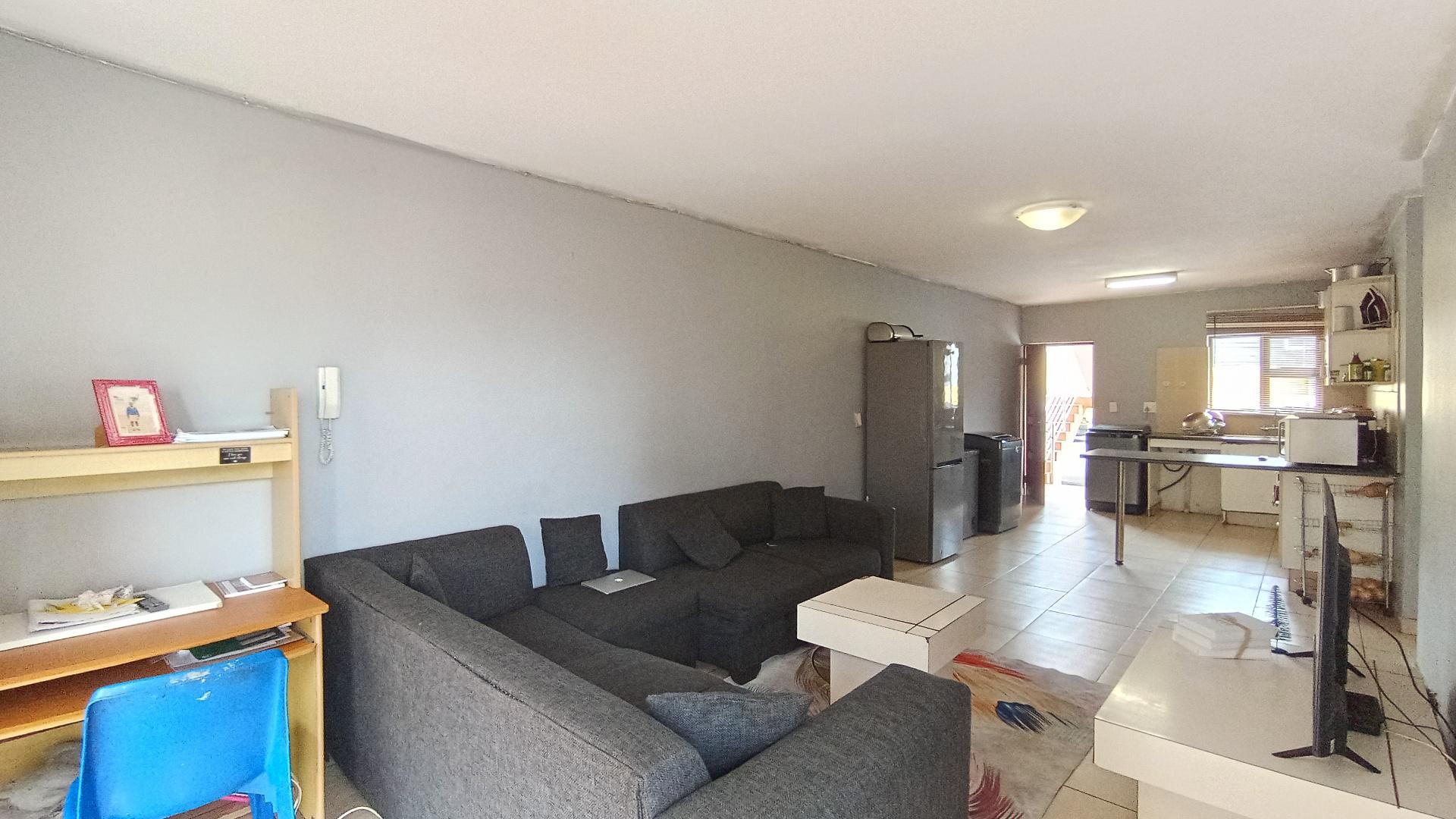Lounges - 26 square meters of property in Montclair (Dbn)