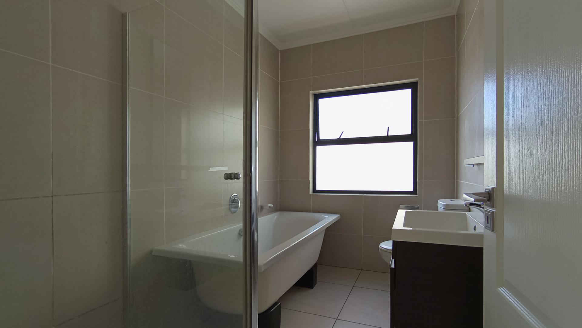 Bathroom 1 - 8 square meters of property in Fourways