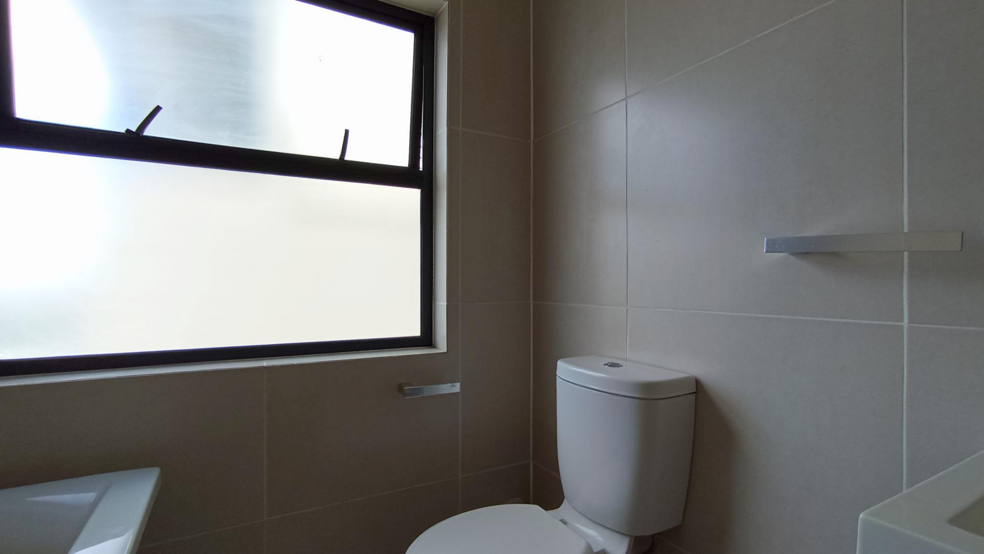 Bathroom 1 - 8 square meters of property in Fourways
