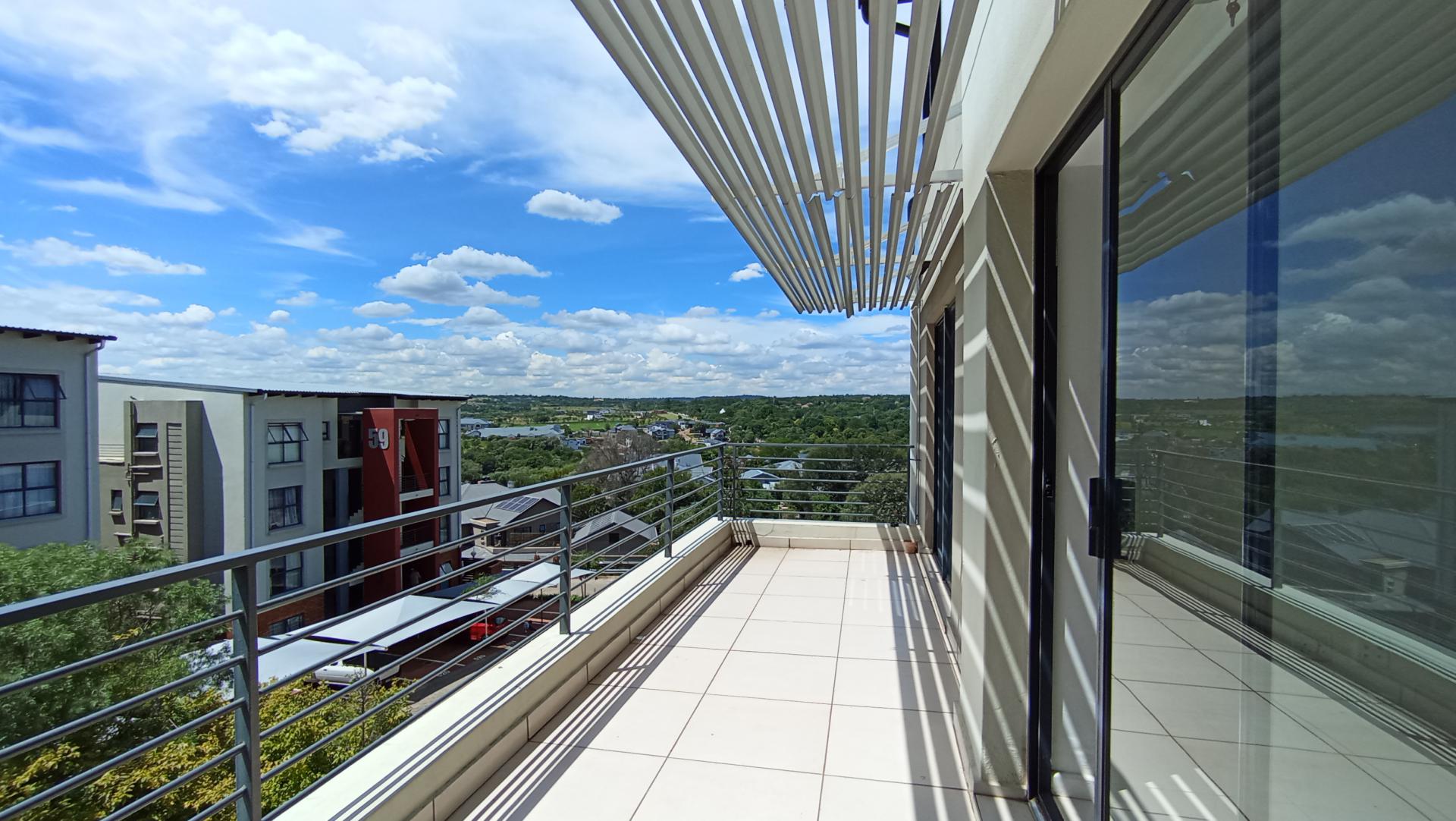 Balcony - 23 square meters of property in Fourways