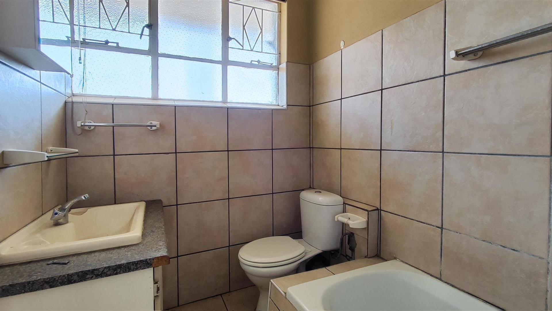 Bathroom 1 - 5 square meters of property in Vanderbijlpark