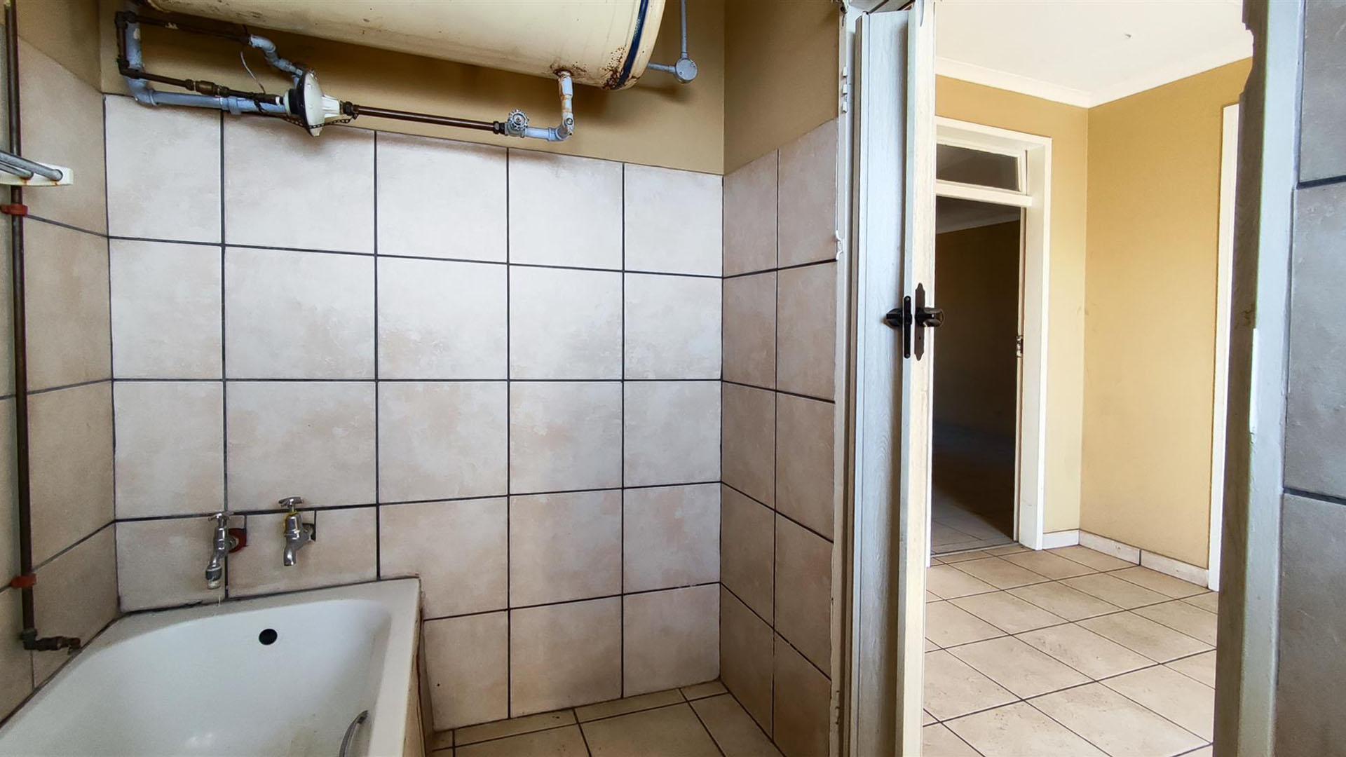 Bathroom 1 - 5 square meters of property in Vanderbijlpark