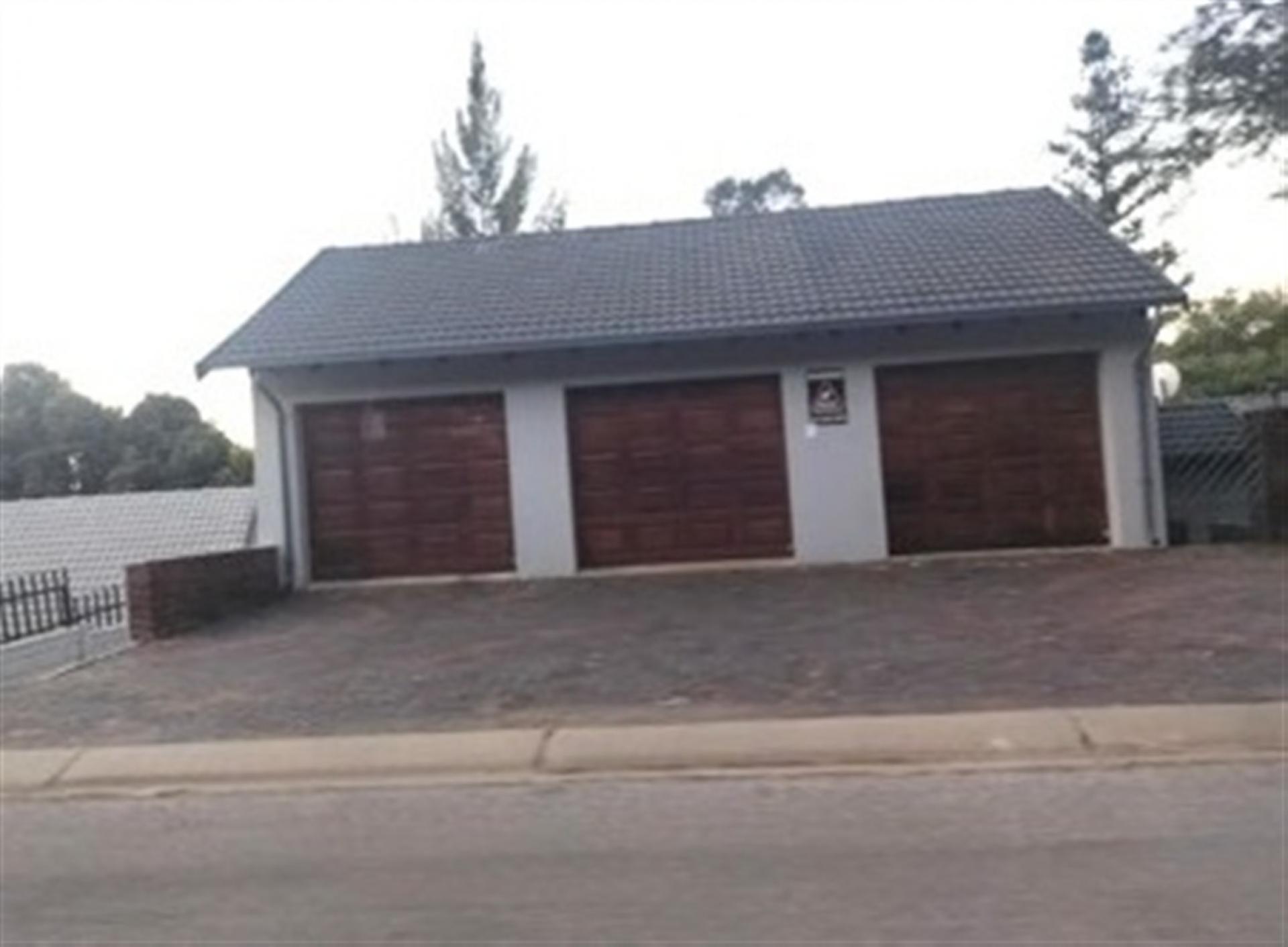Front View of property in Kloofendal