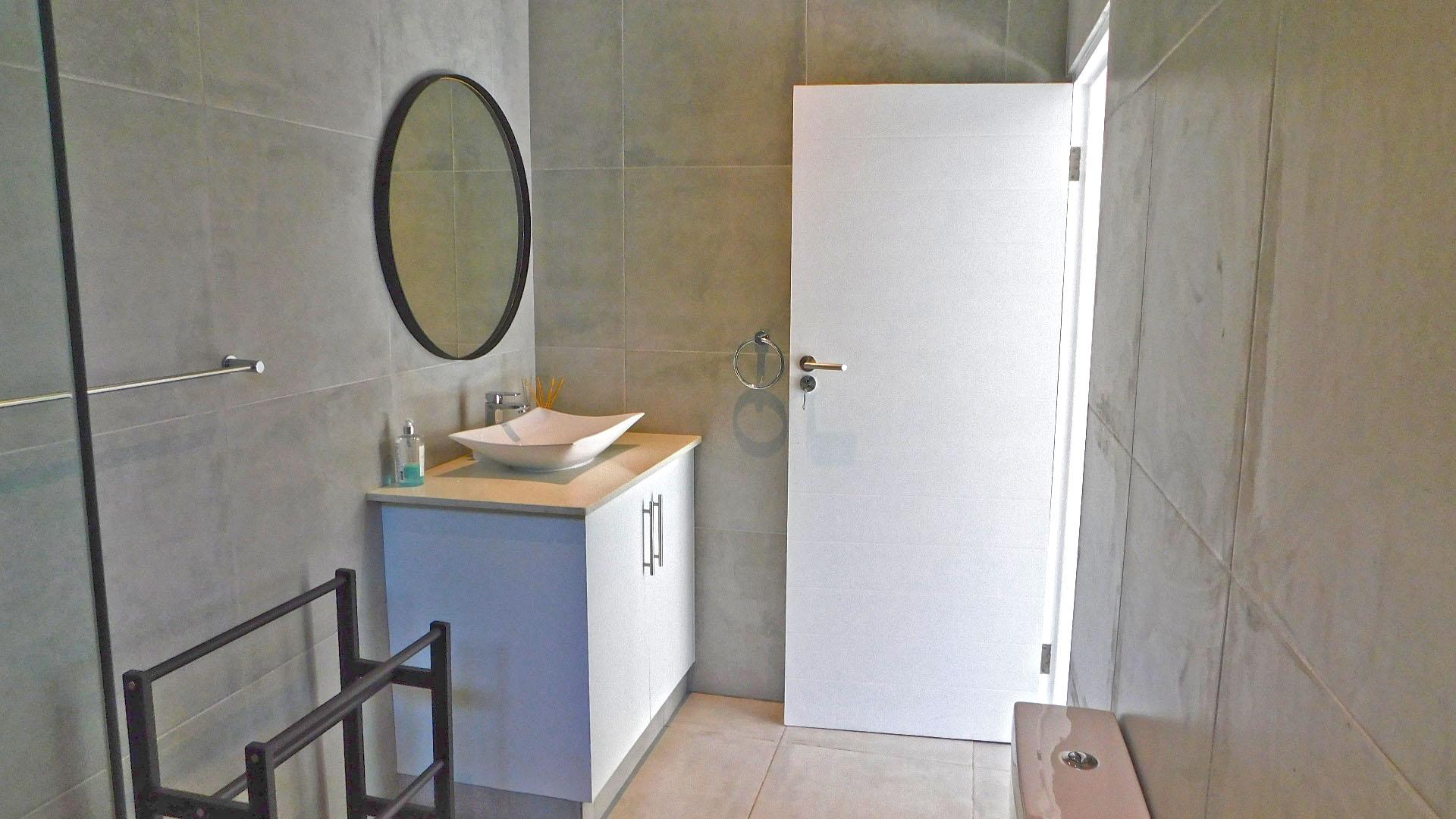 Bathroom 1 - 13 square meters of property in Ballitoville