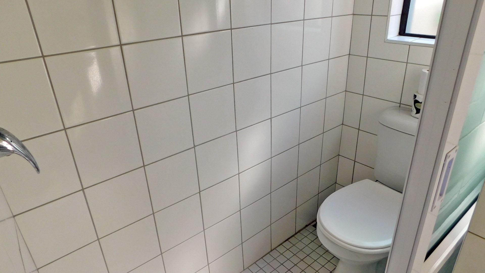 Bathroom 2 - 2 square meters of property in Ballitoville