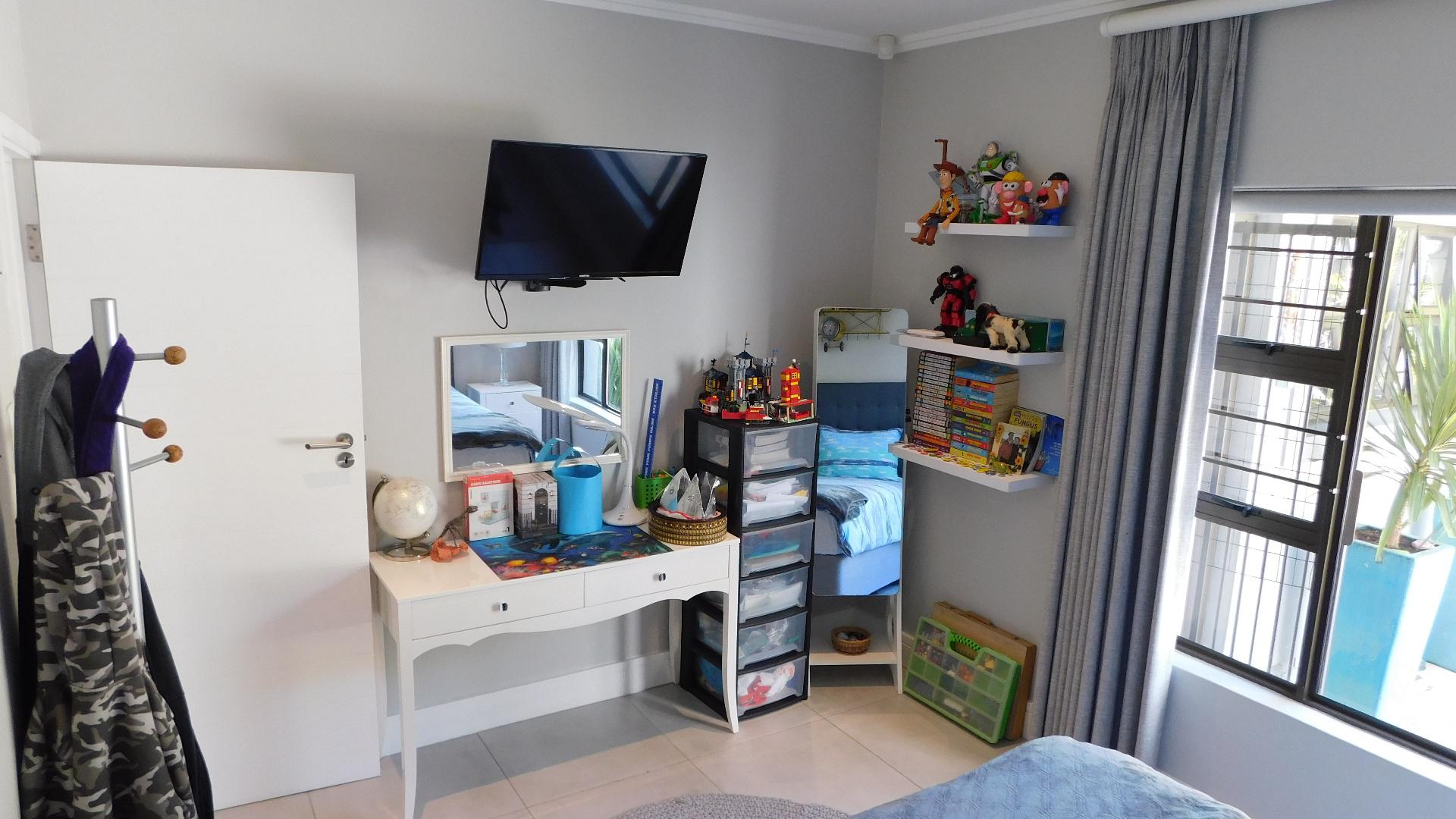 Bed Room 1 - 16 square meters of property in Ballitoville