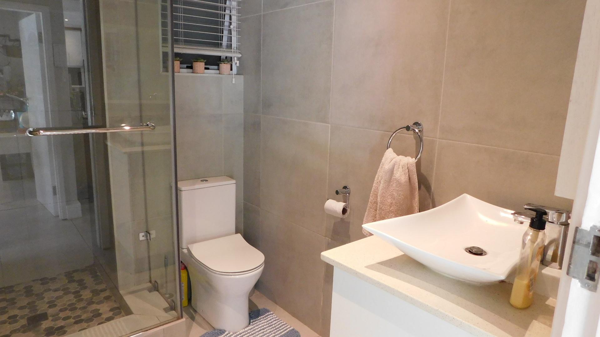 Bathroom 1 - 13 square meters of property in Ballitoville