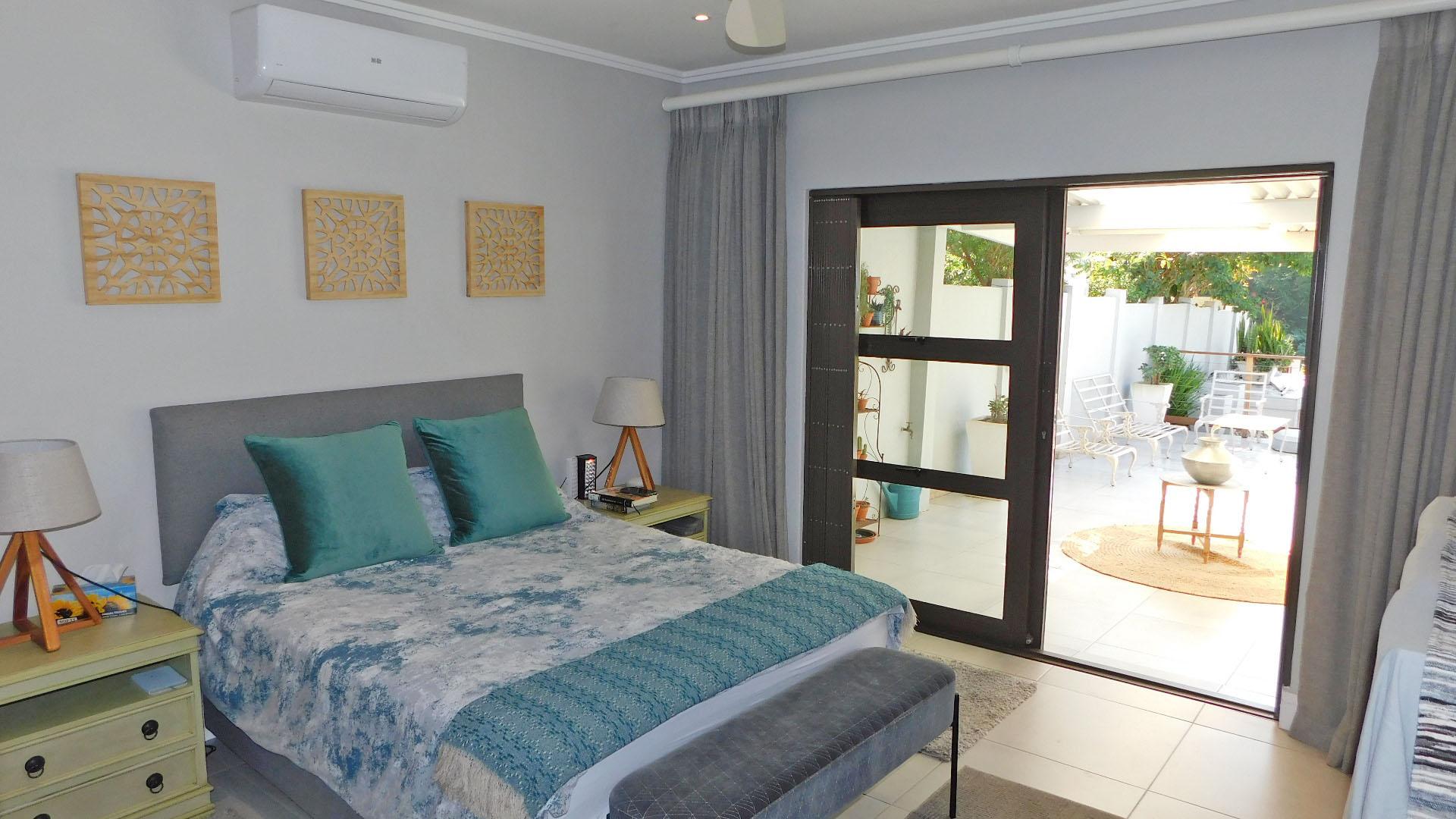 Main Bedroom - 18 square meters of property in Ballitoville
