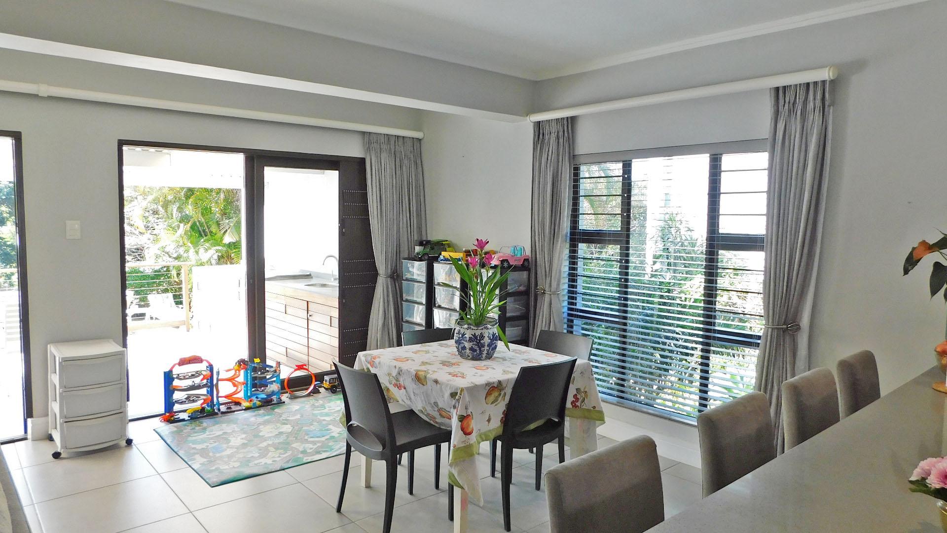 Dining Room - 11 square meters of property in Ballitoville