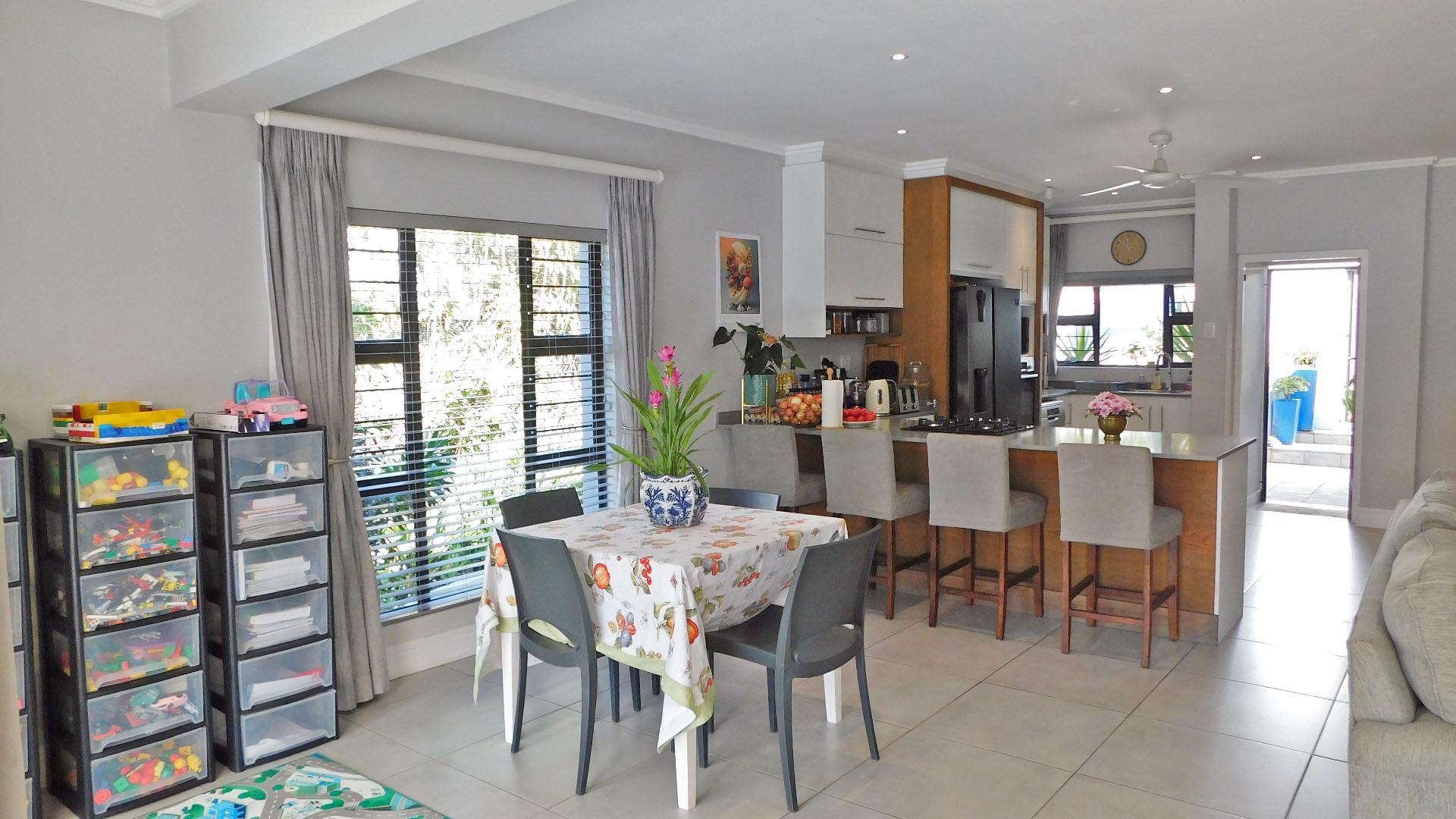 Dining Room - 11 square meters of property in Ballitoville