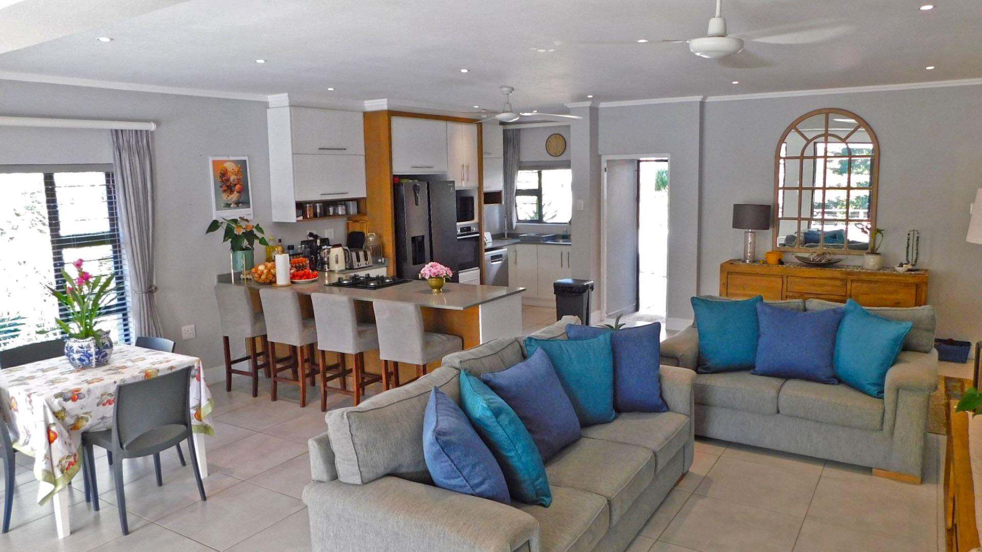 Lounges - 37 square meters of property in Ballitoville