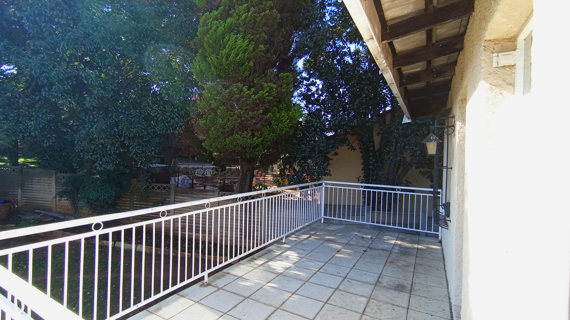 Balcony - 18 square meters of property in Northcliff