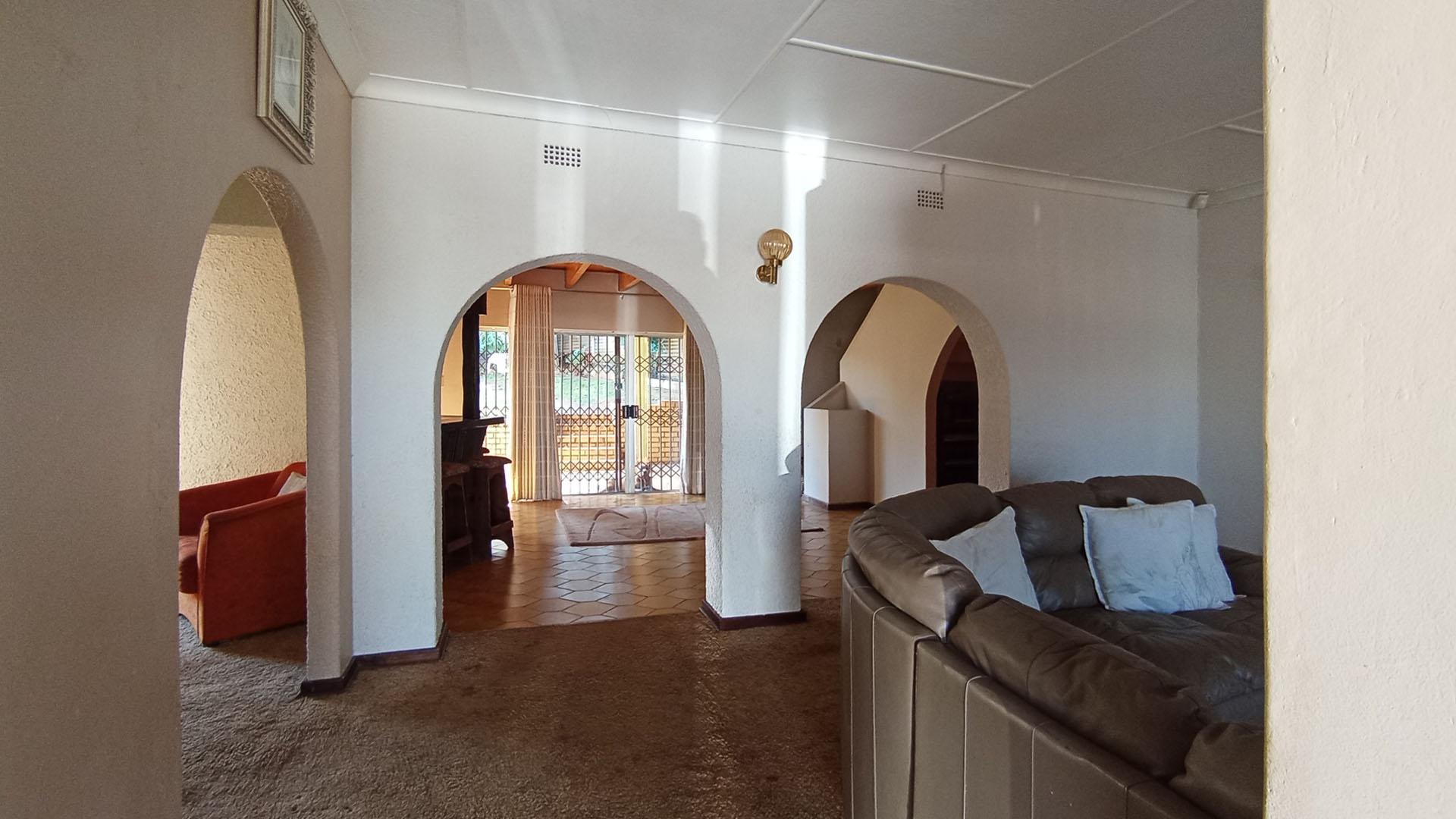 Lounges - 22 square meters of property in Northcliff