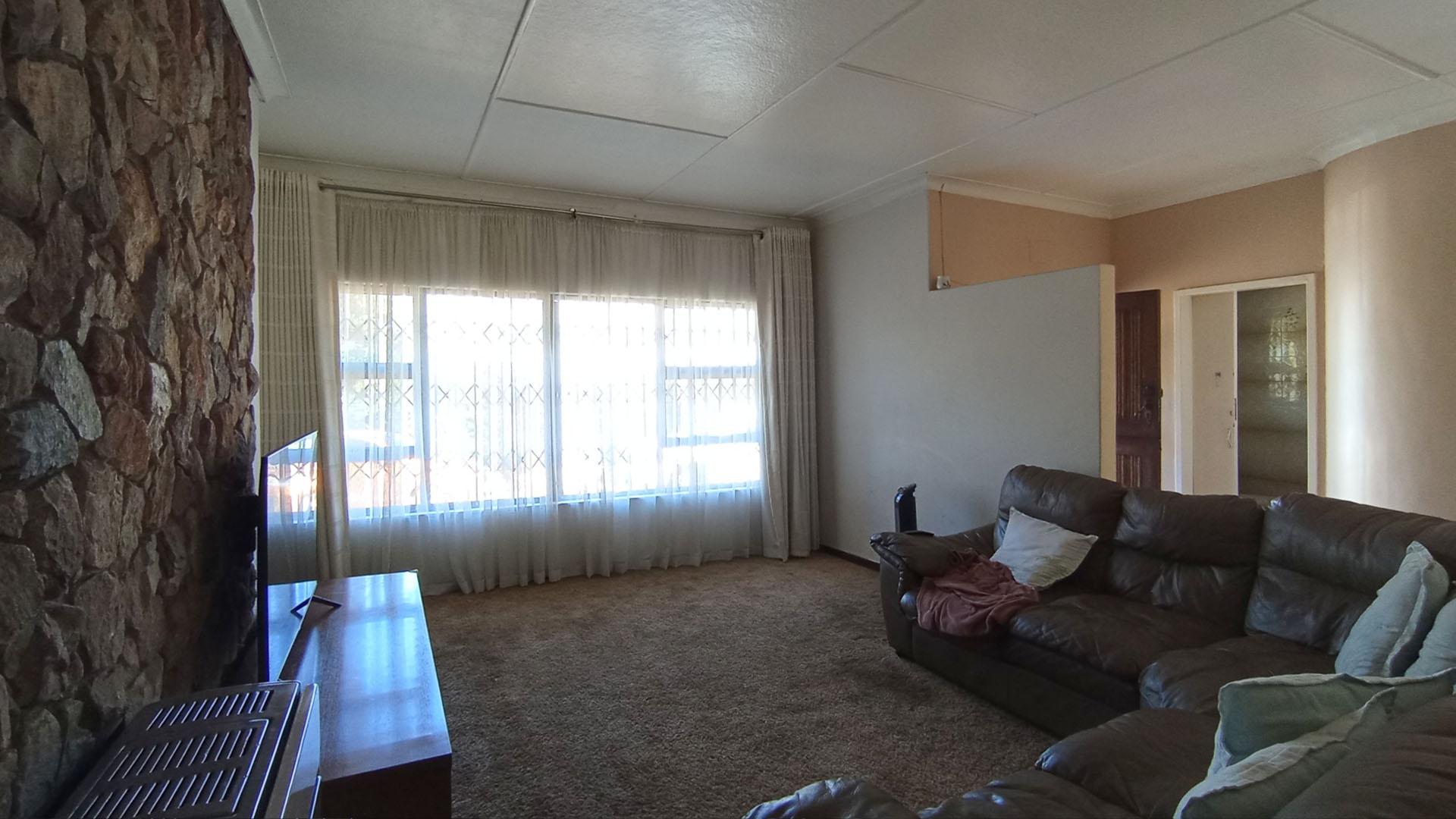 Lounges - 22 square meters of property in Northcliff