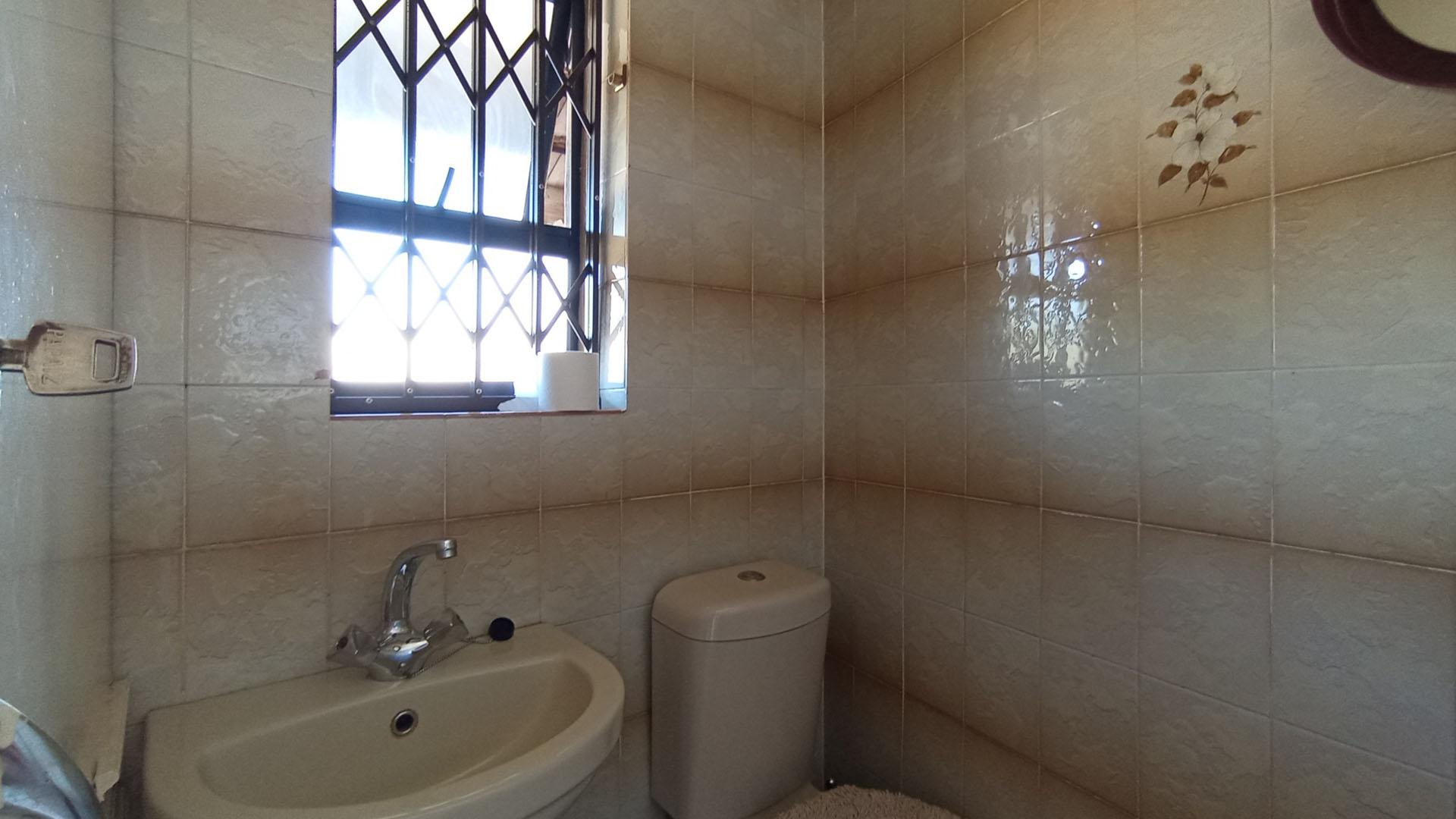 Guest Toilet - 2 square meters of property in Northcliff