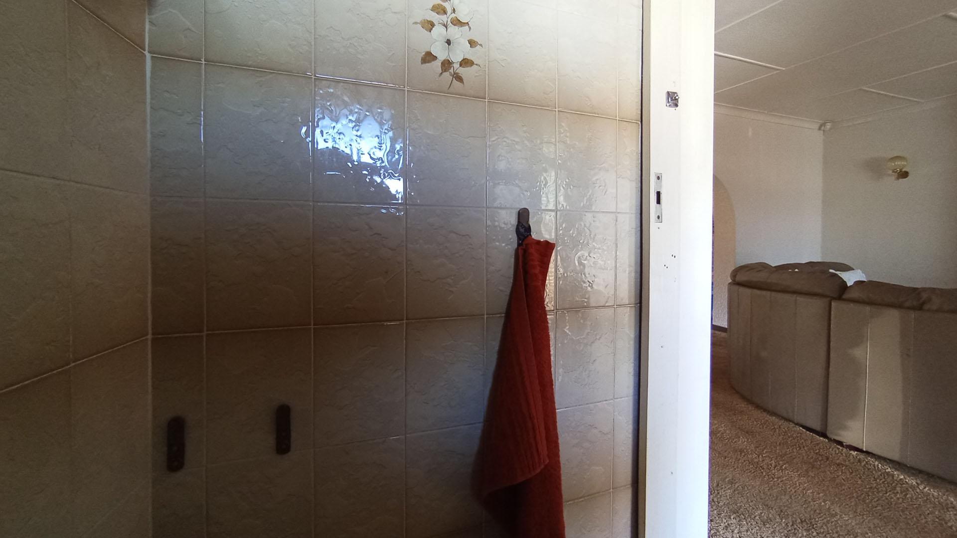 Guest Toilet - 2 square meters of property in Northcliff
