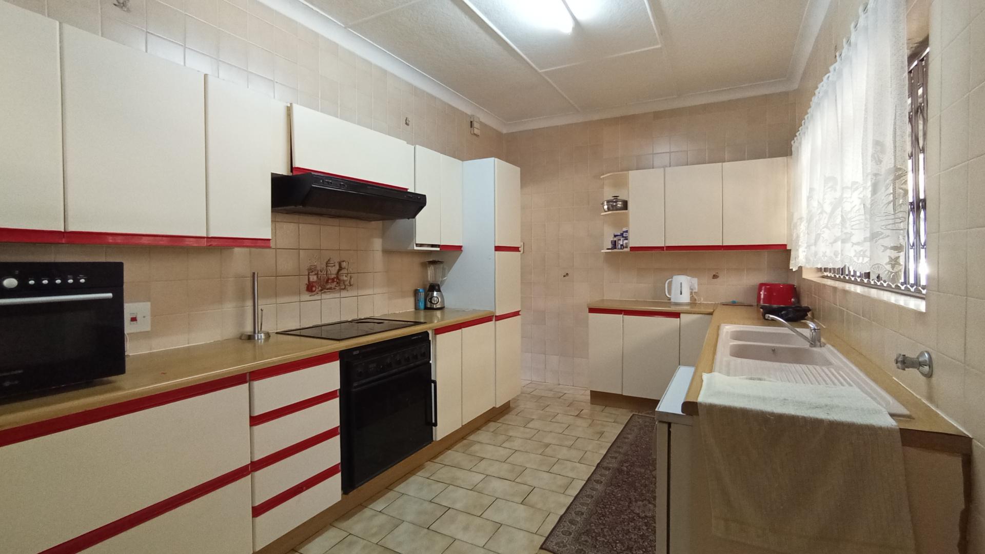Kitchen - 12 square meters of property in Northcliff
